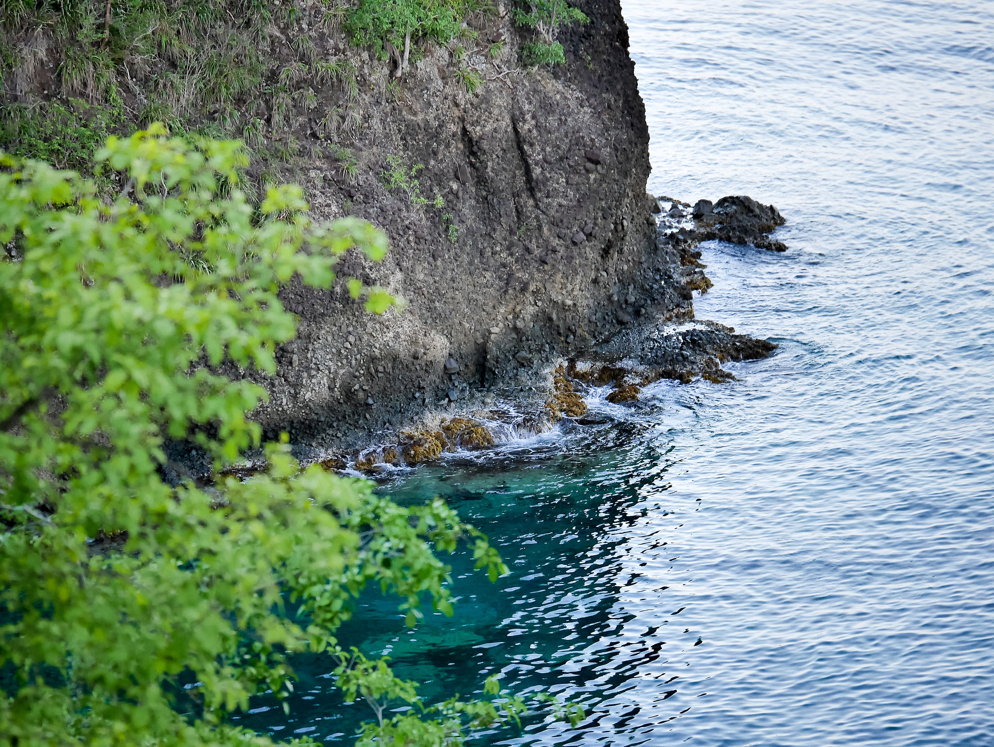 Panasonic Lumix DMC-GX7 + Panasonic Lumix G X Vario 35-100mm F2.8 OIS sample photo. Waves against the cliffs photography