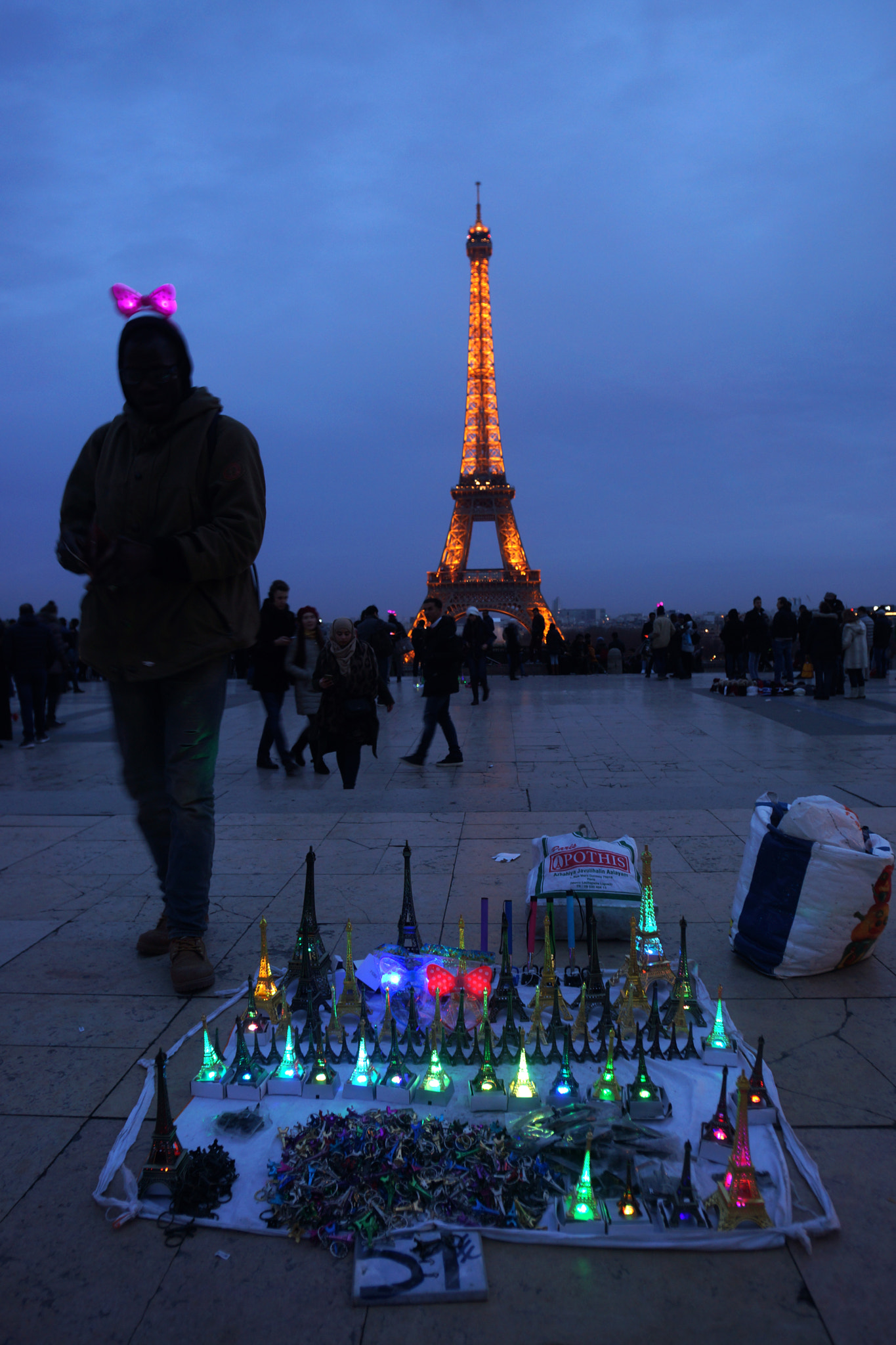 Sony SLT-A77 + Sony Vario-Sonnar T* 16-35mm F2.8 ZA SSM sample photo. Selling the eiffel tower photography