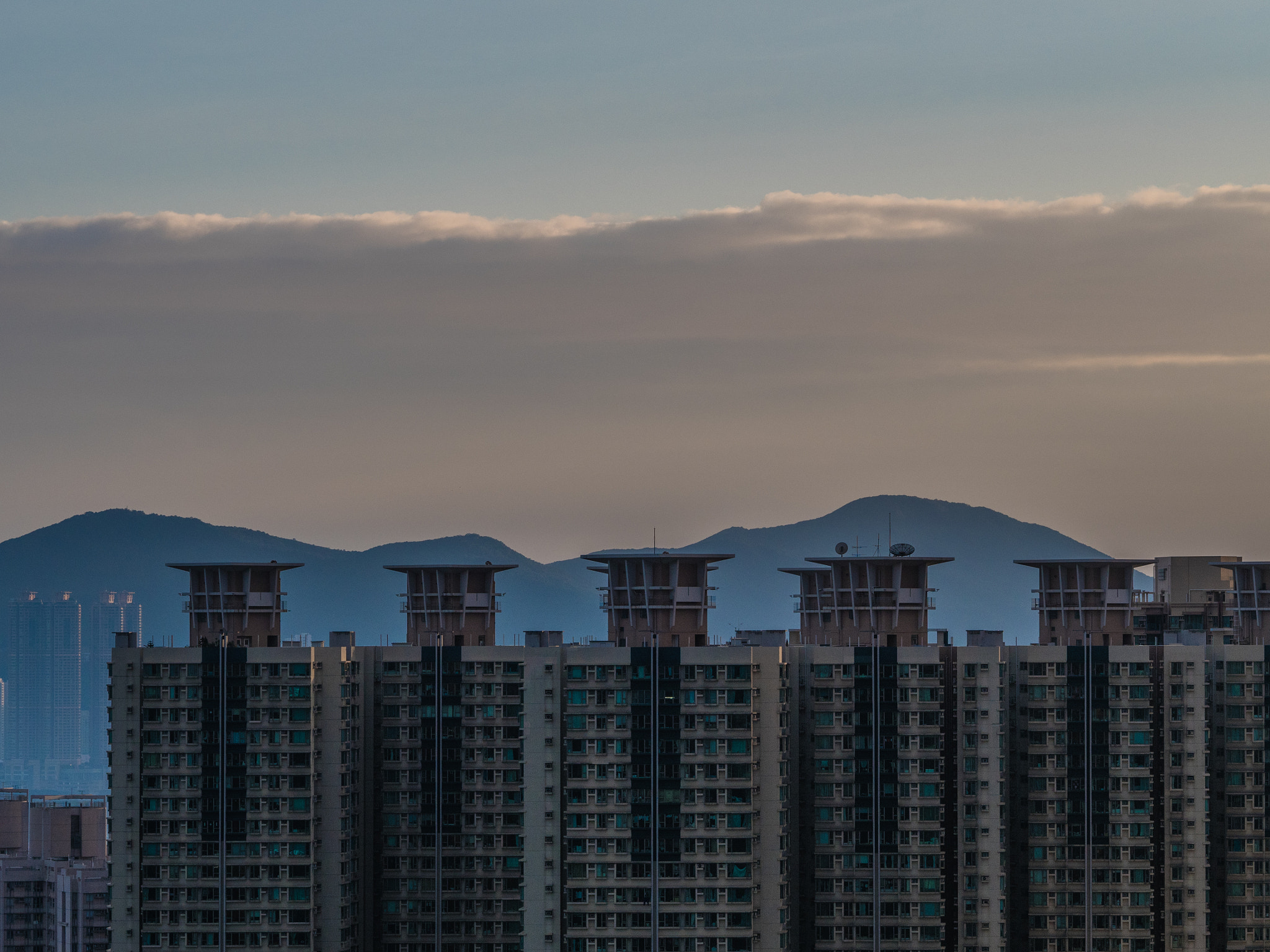 Olympus OM-D E-M5 II + Olympus M.Zuiko Digital ED 75mm F1.8 sample photo. Cloud wall photography