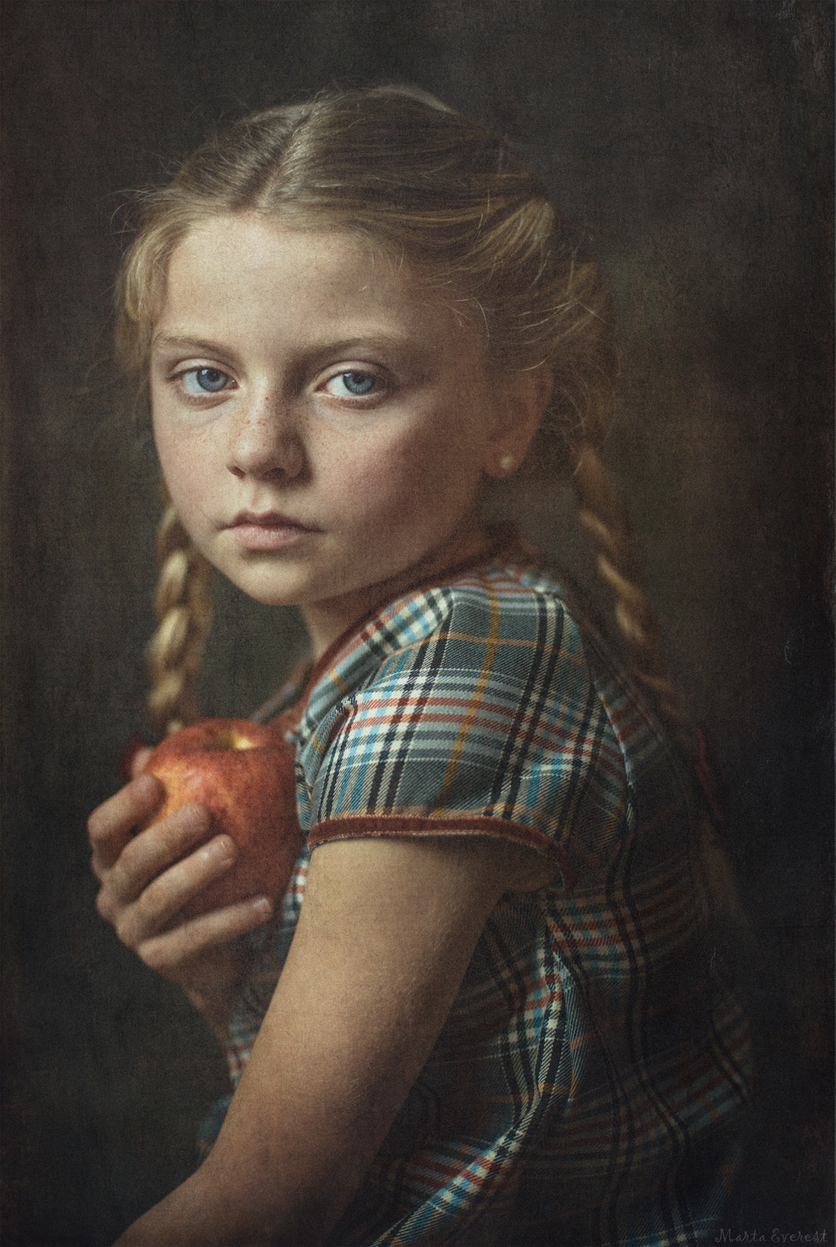 Nikon AF Nikkor 50mm F1.4D sample photo. Girl with an apple photography