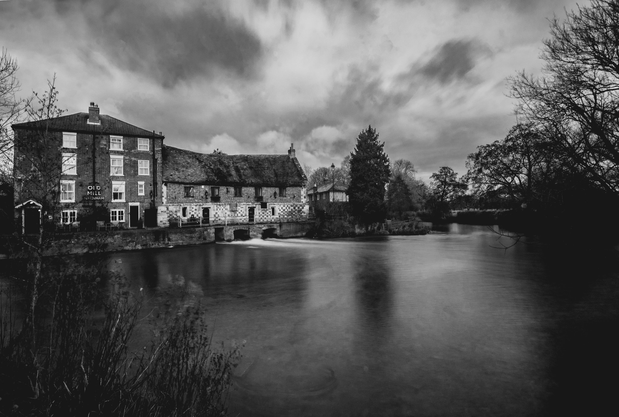 Canon EOS 750D (EOS Rebel T6i / EOS Kiss X8i) sample photo. Old mill at harnham bw photography