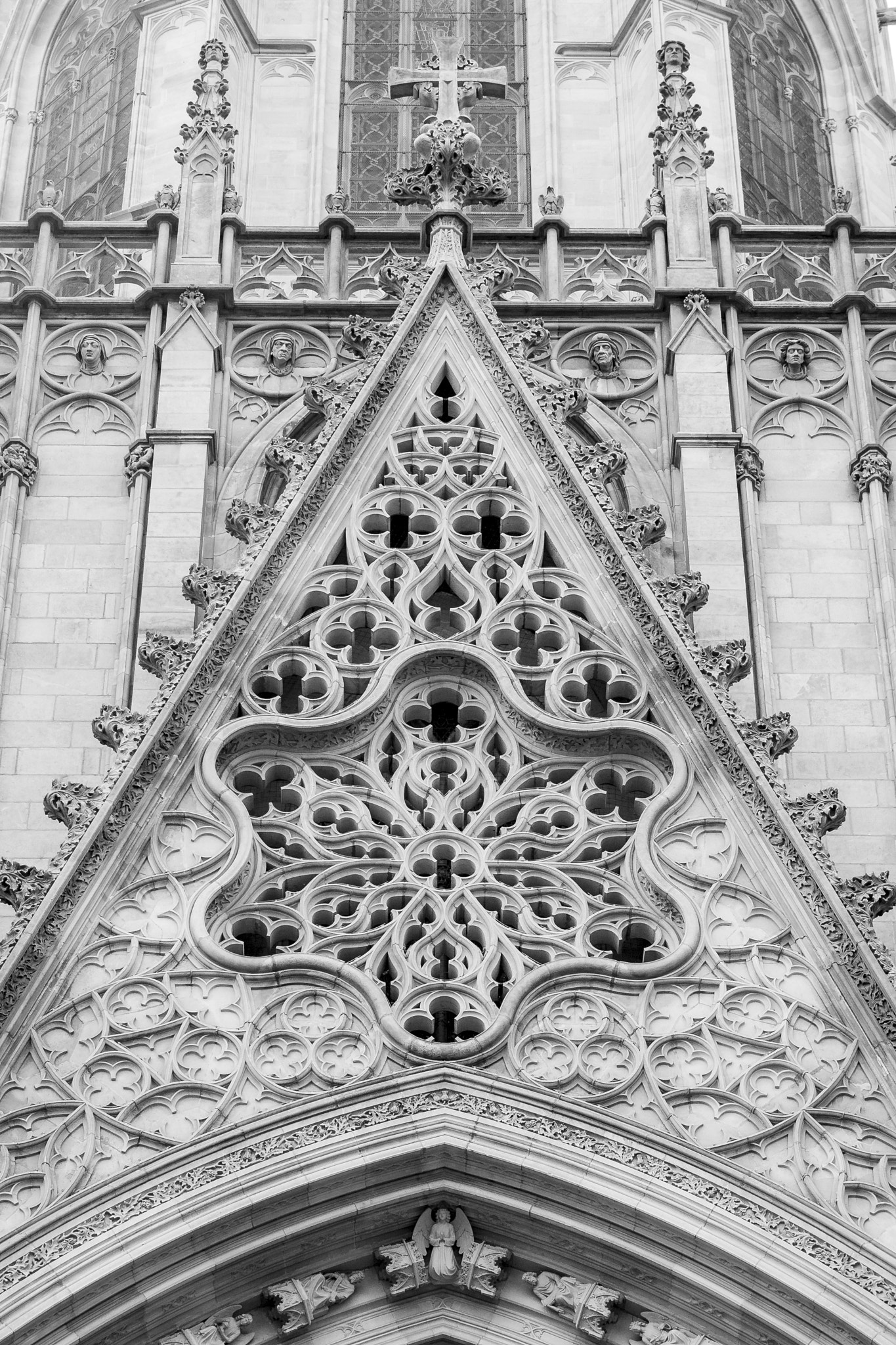 Canon EF-S 17-55mm F2.8 IS USM sample photo. Barcelona cathedral photography