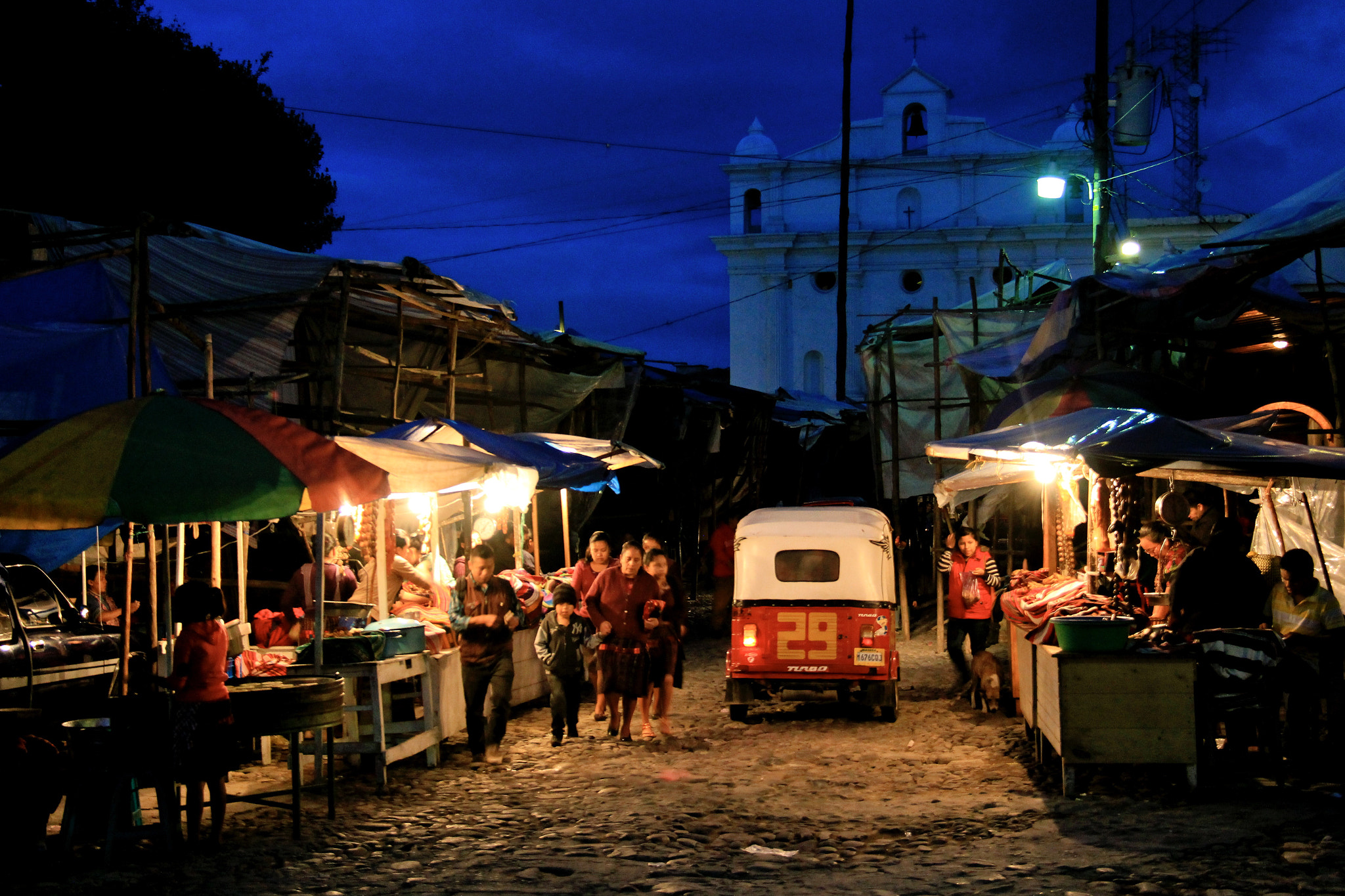 Canon EF-S 18-200mm F3.5-5.6 IS sample photo. Chichicastenango photography