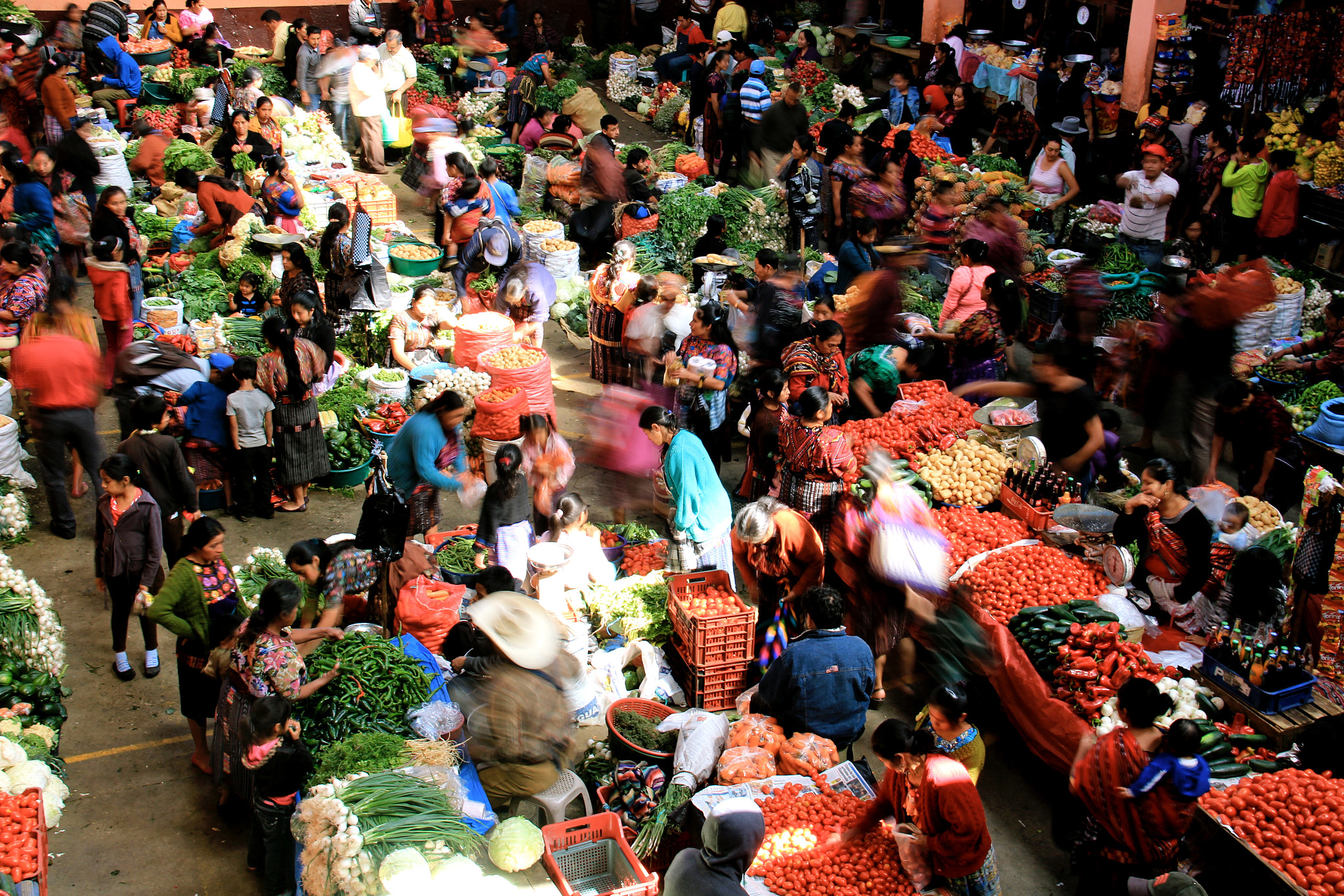 Canon EF-S 18-200mm F3.5-5.6 IS sample photo. Fruits market photography