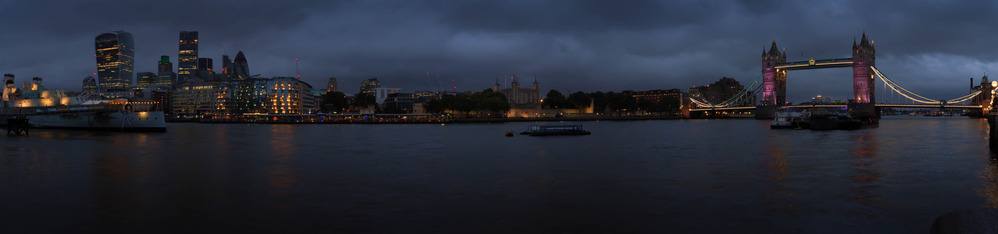 Canon EOS 700D (EOS Rebel T5i / EOS Kiss X7i) + Sigma 10-20mm F4-5.6 EX DC HSM sample photo. London bridge night pano photography