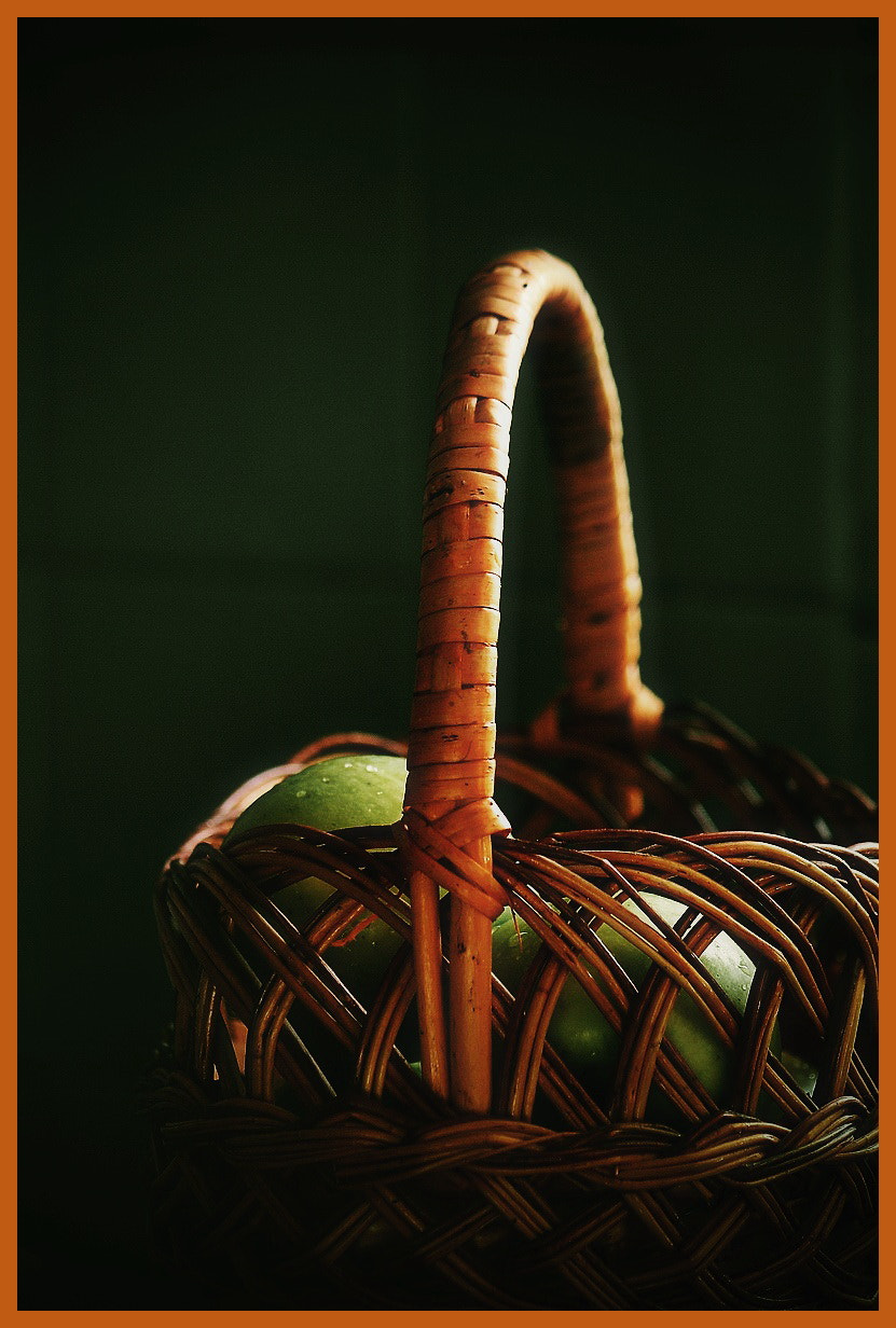 Canon EF-S 55-250mm F4-5.6 IS sample photo. Корзинка с яблоками photography