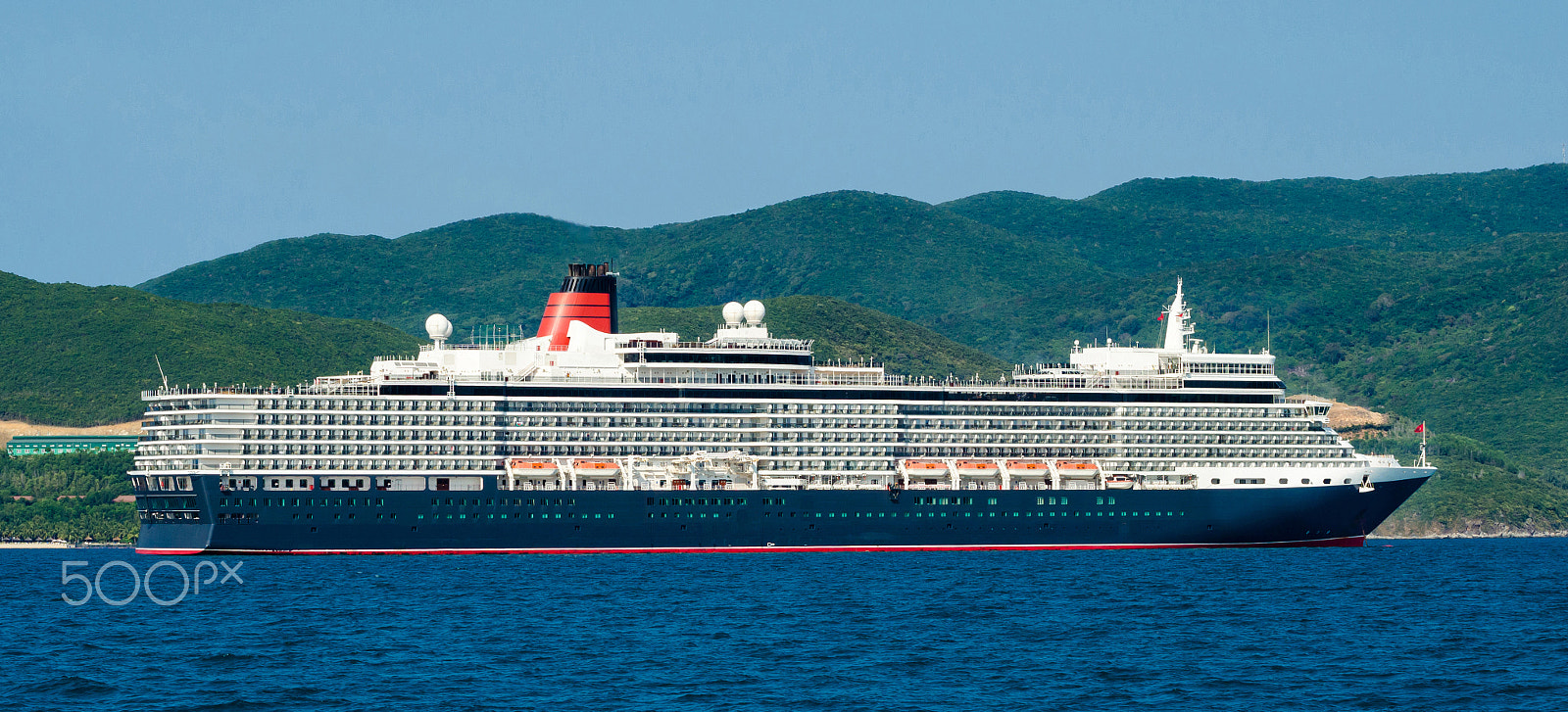 Nikon D5100 + Sigma 50-150mm F2.8 EX APO DC HSM II + 1.4x sample photo. Cruise ship photography