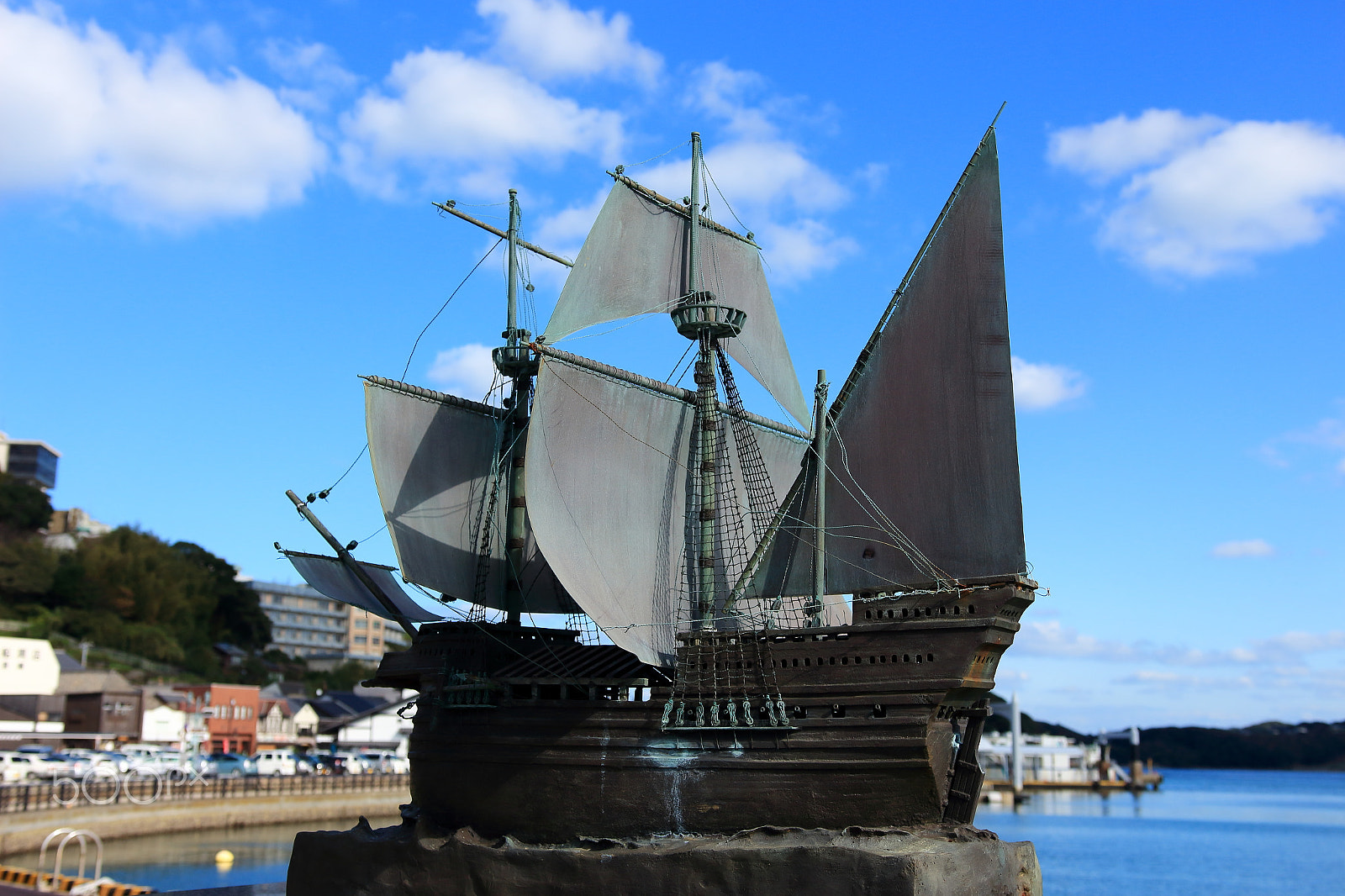 Canon EOS 700D (EOS Rebel T5i / EOS Kiss X7i) + Sigma 18-35mm f/1.8 DC HSM sample photo. Statue of sailing ship photography