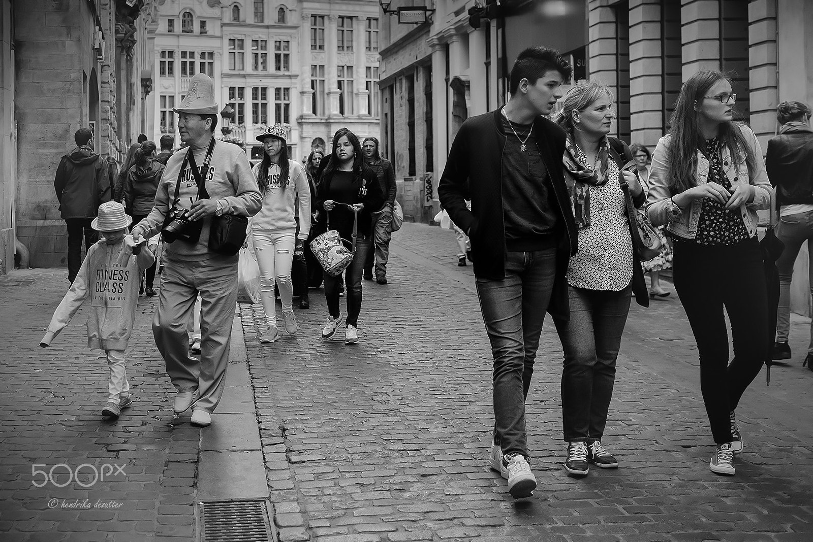Nikon AF Nikkor 35mm F2D sample photo. Tourists in the city of brussels, belgium photography