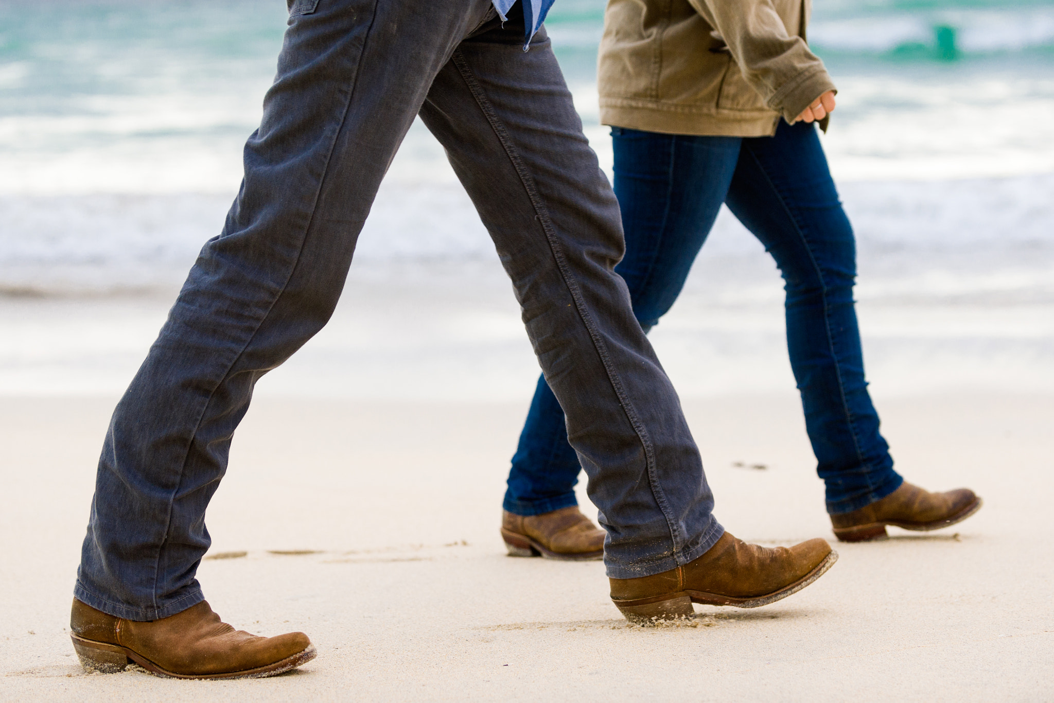 Nikon D4S sample photo. Couple walking away on the beach photography