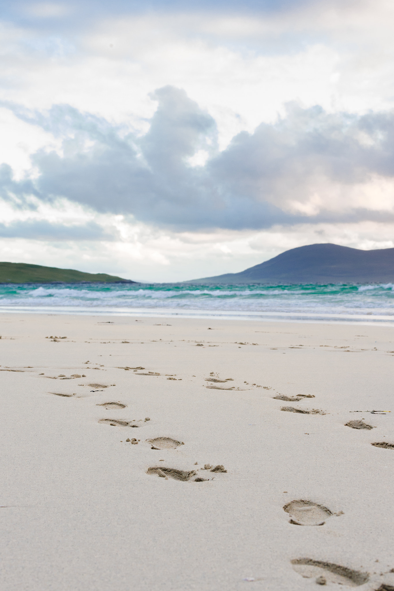 Nikon D4S sample photo. Footprints in the sand, turquise water and impressive skyes, lus photography
