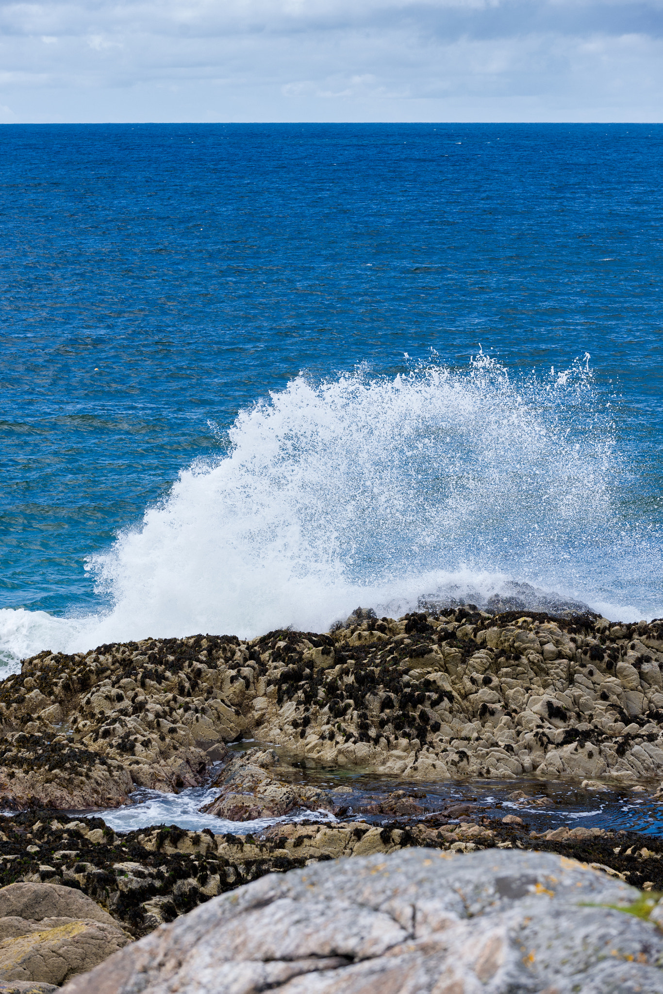 Nikon D4S + Nikon AF-S Nikkor 70-200mm F2.8G ED VR sample photo. Ocean wave breaking on the sea shore, luskentyre isle of harris, photography