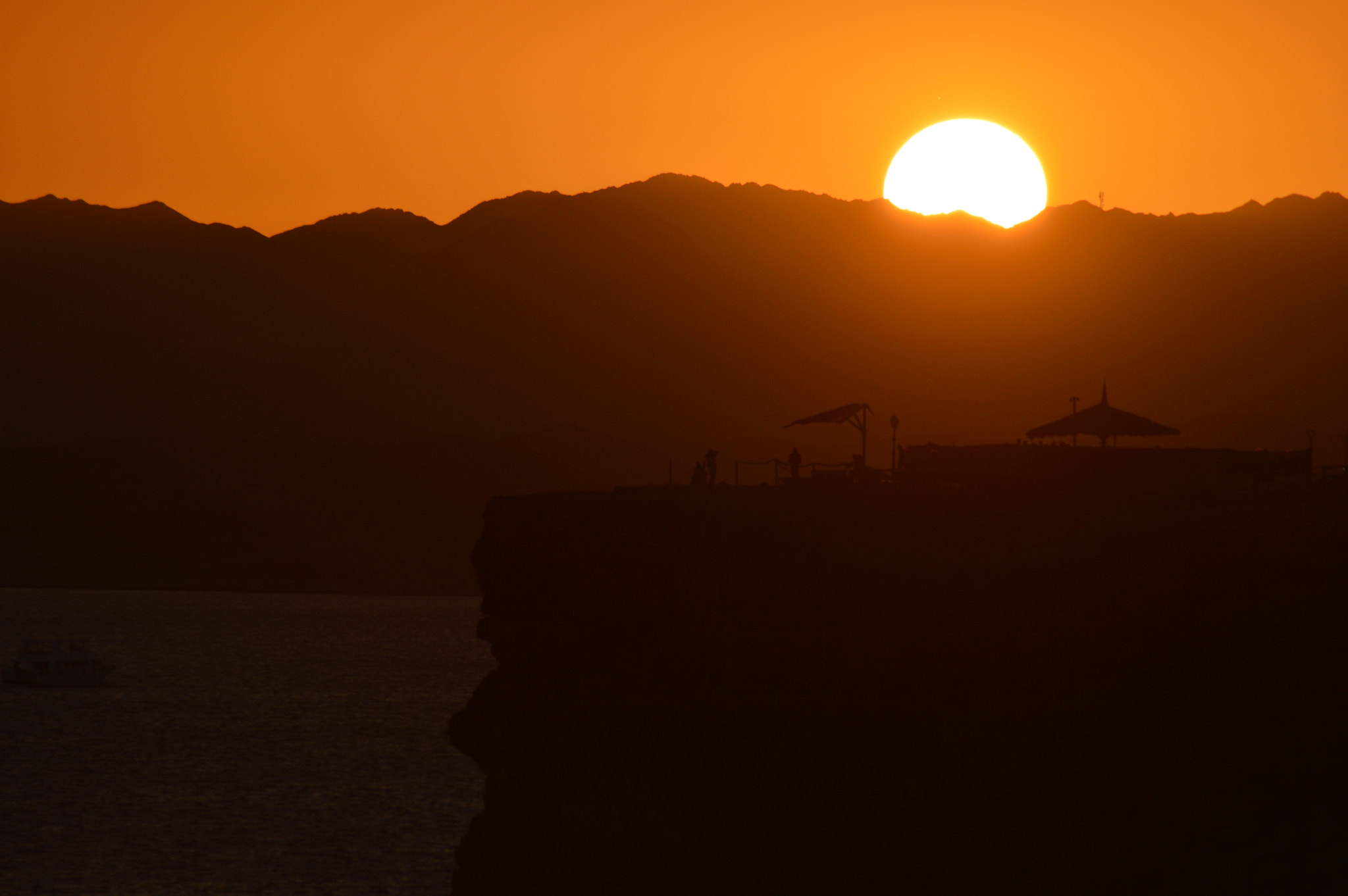Nikon AF Nikkor 70-300mm F4-5.6G sample photo. Sunset, twilight photography