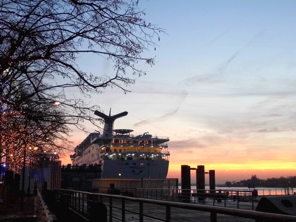 Panasonic Lumix DMC-LZ30 sample photo. Cruise ship at sunset photography