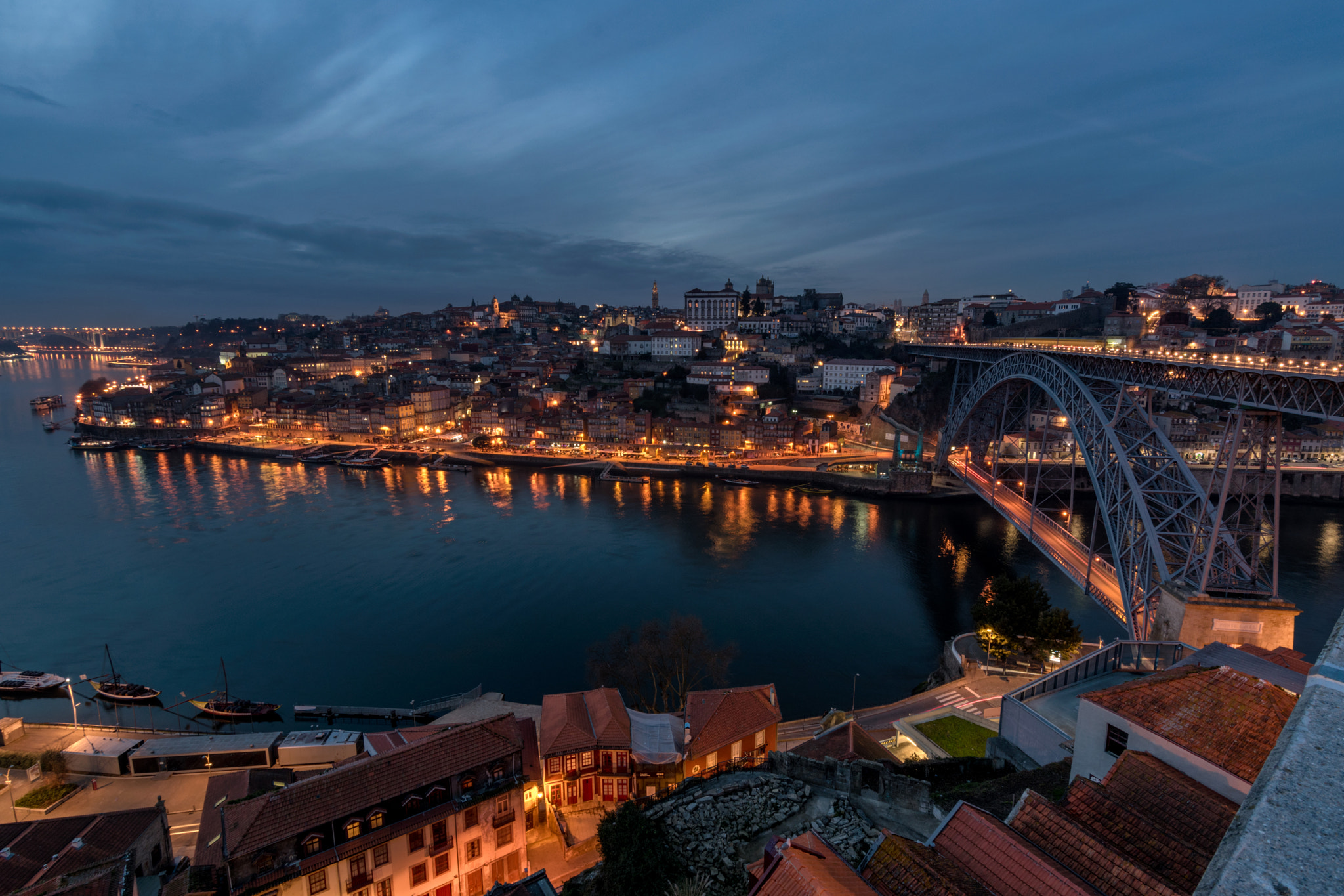 Nikon D5500 + Tokina AT-X 11-20 F2.8 PRO DX (AF 11-20mm f/2.8) sample photo. When the night falls over porto photography