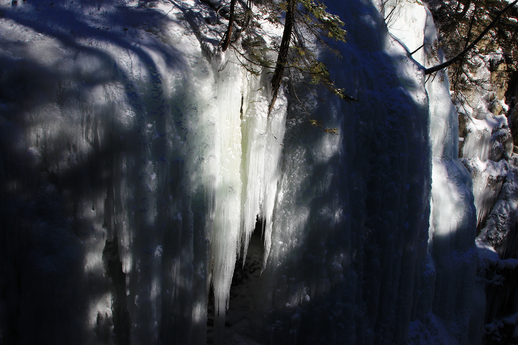 Canon EOS 600D (Rebel EOS T3i / EOS Kiss X5) sample photo. Frozen waterfalls jasper alberta canada photography