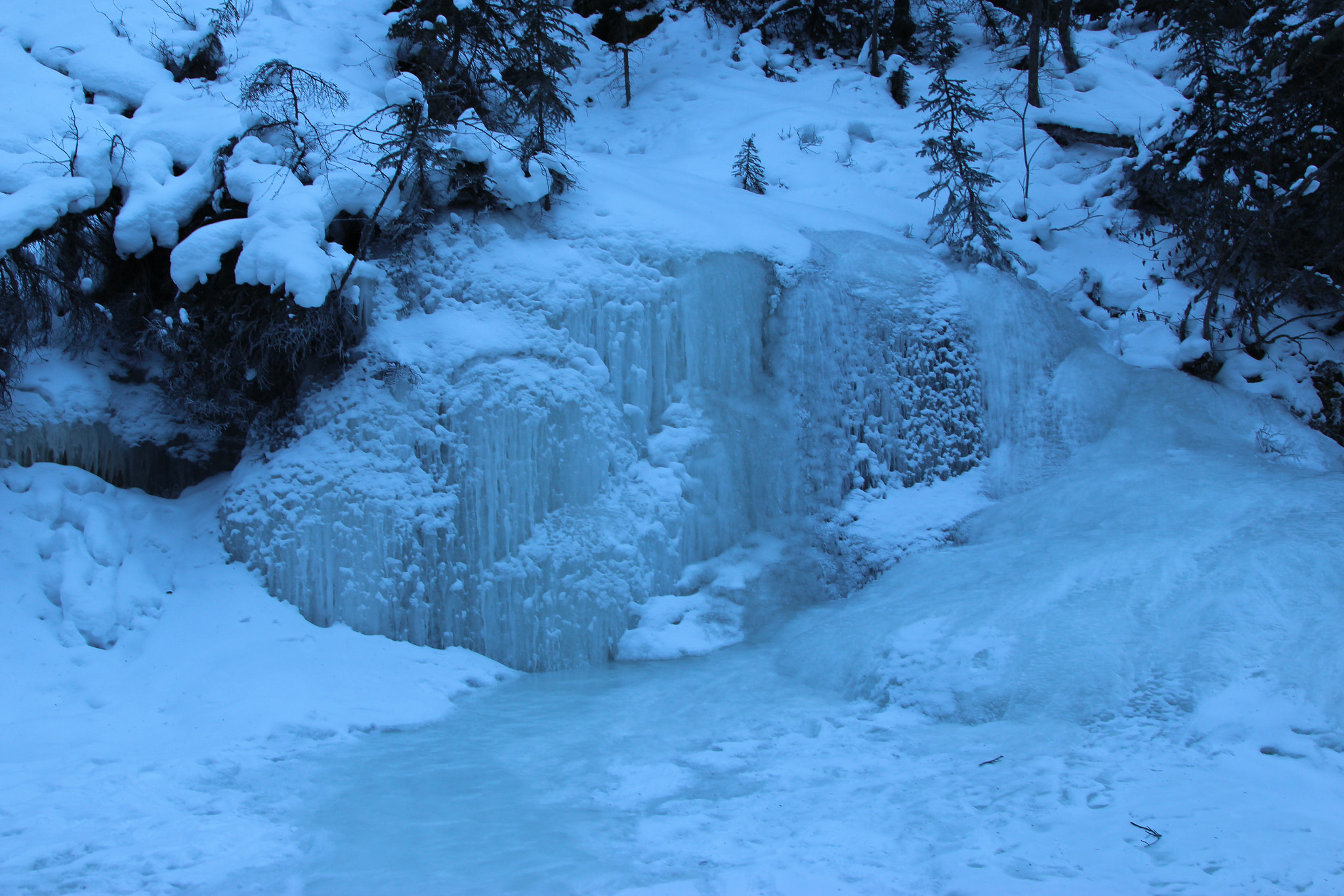 Canon EOS 600D (Rebel EOS T3i / EOS Kiss X5) sample photo. Frozen waterfalls jasper alberta canada photography