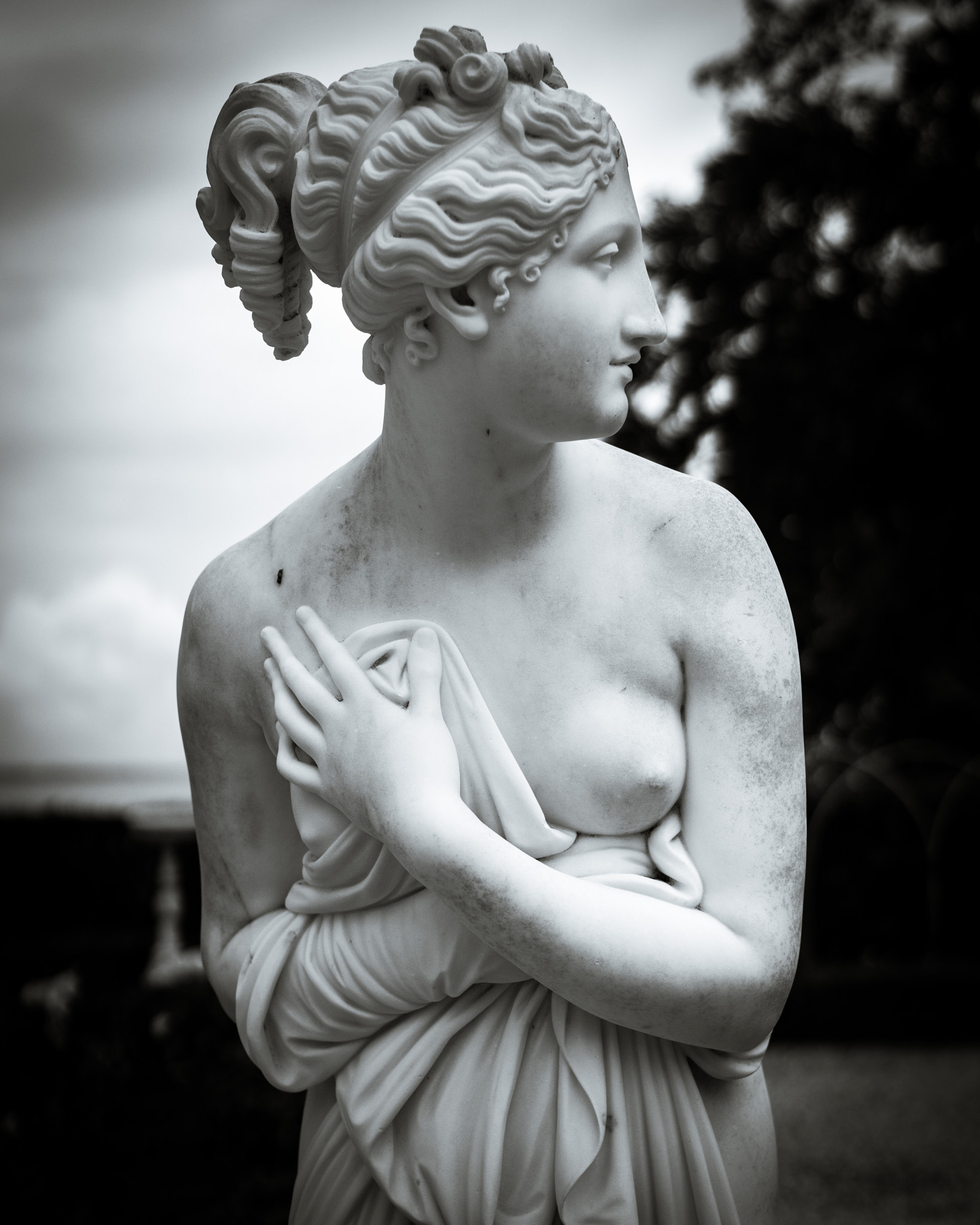 E 50mm F2 sample photo. Statue in black and white photography