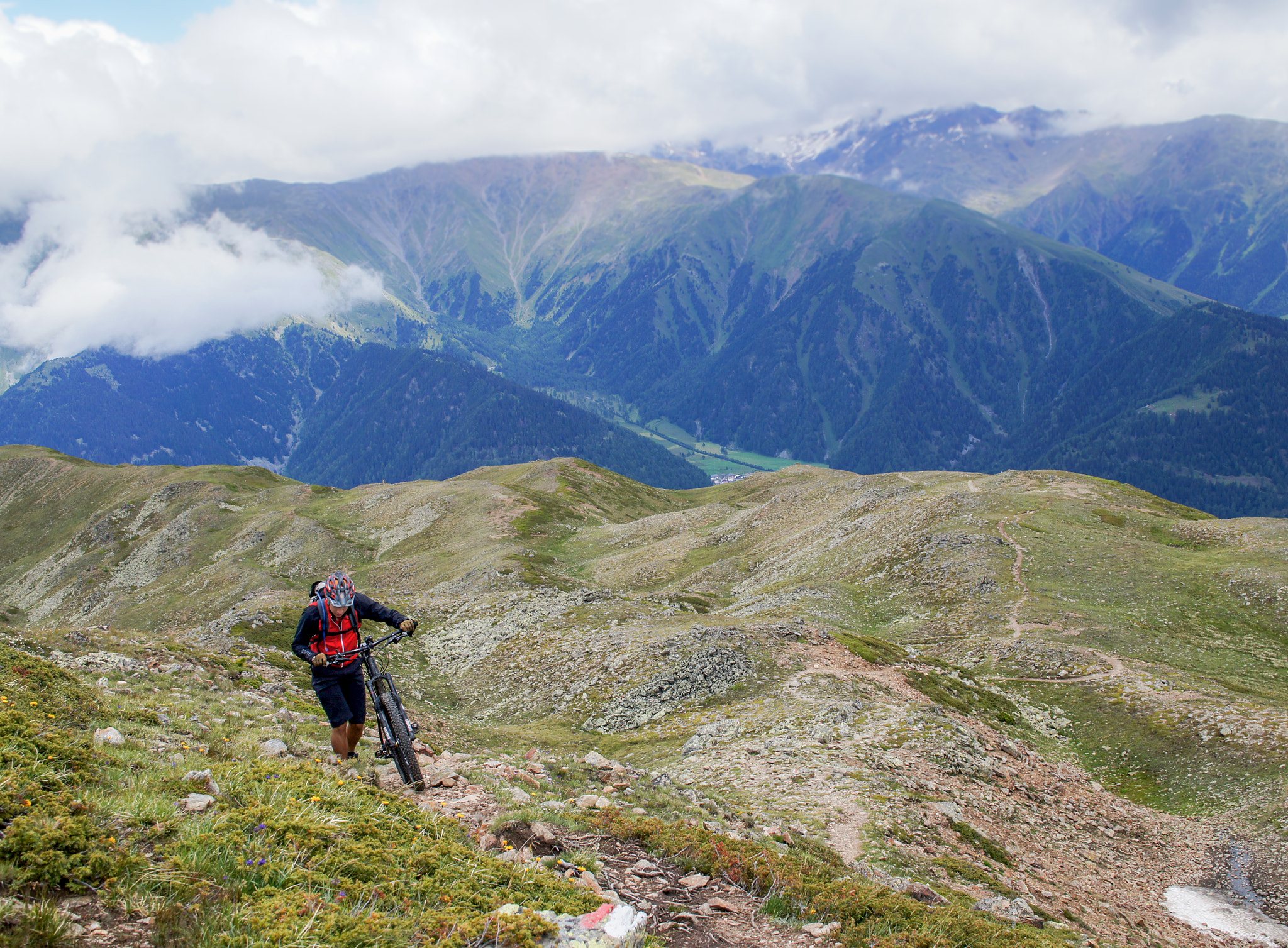 Sony Alpha NEX-C3 + Sigma 30mm F2.8 EX DN sample photo. That's the trail photography