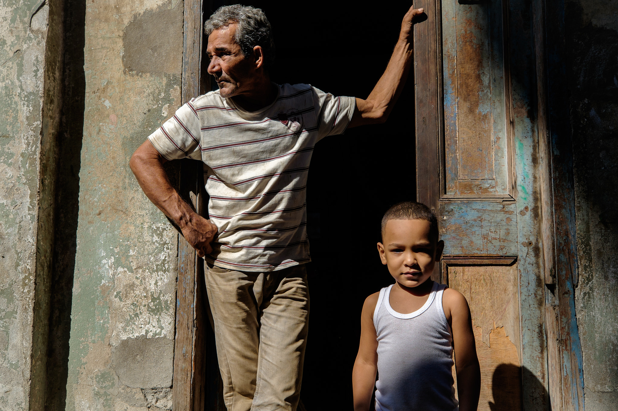 Fujifilm X-E2 + Fujifilm XF 10-24mm F4 R OIS sample photo. Father & son, havana, cuba photography