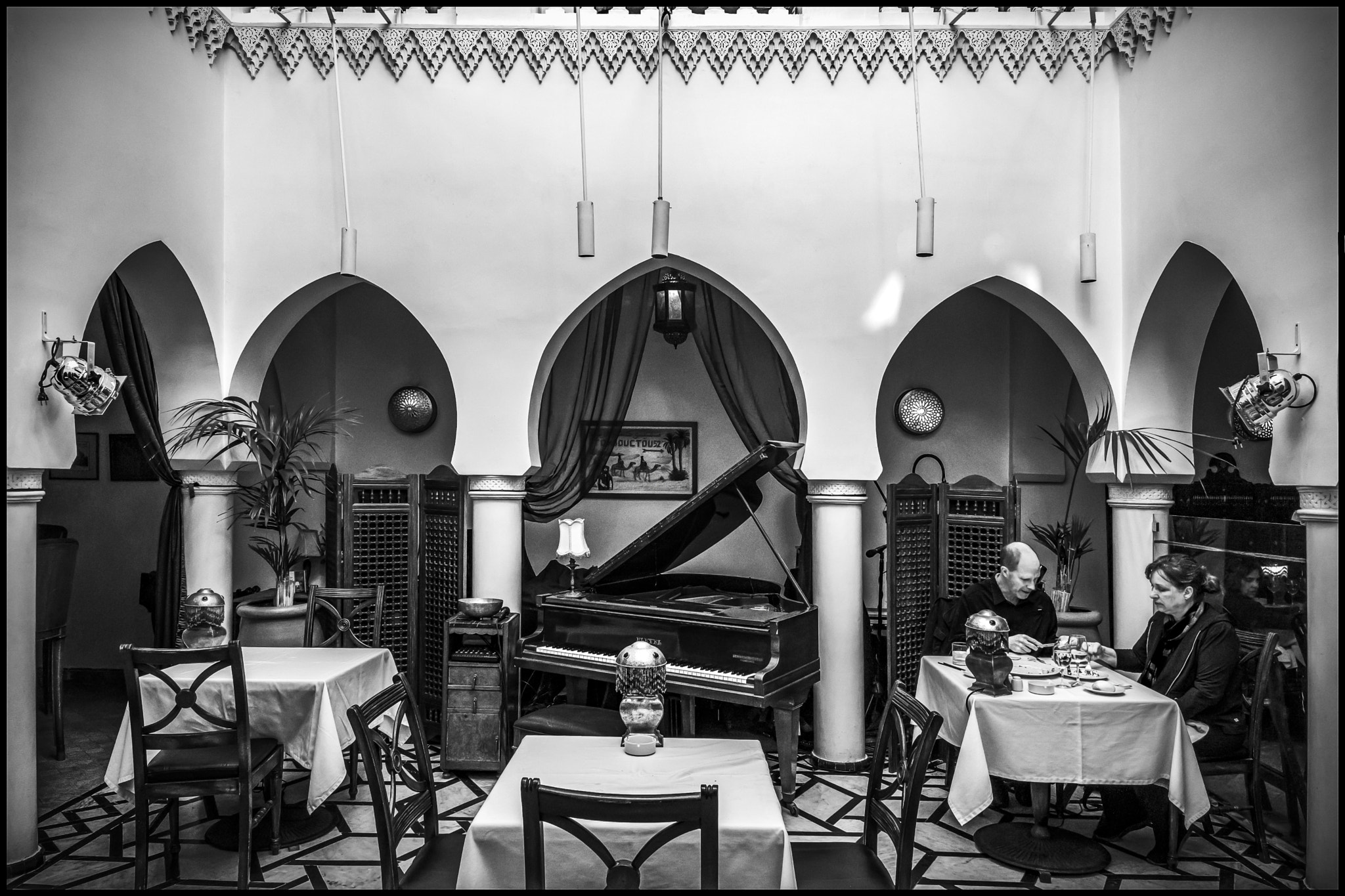 VARIO-ELMARIT 1:2.8-4.0/24-90mm ASPH. OIS sample photo. Sam's piano... rick's cafe, casablanca... photography