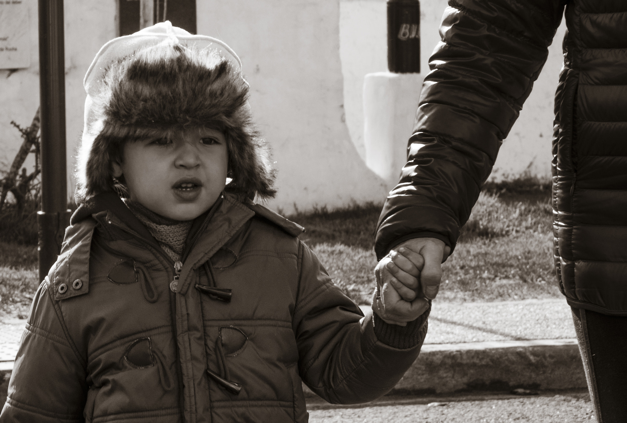 24-200mm F2.8 sample photo. La vida, de la mano photography