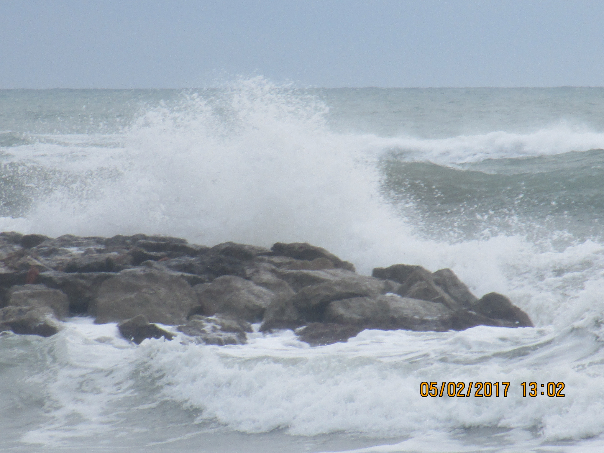 Canon PowerShot ELPH 150 IS (IXUS 155 / IXY 140) sample photo. Big waves photography