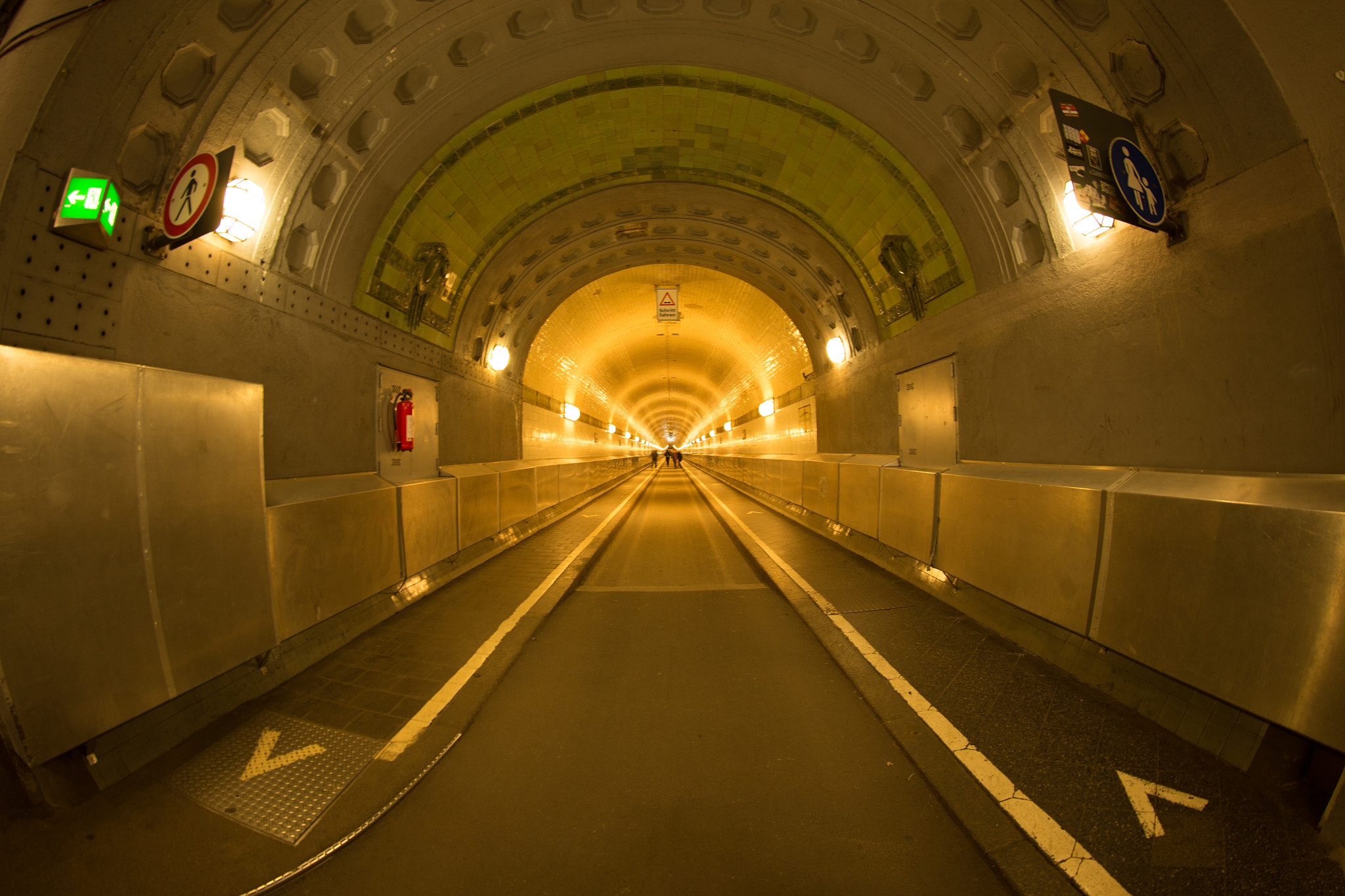 Canon EOS 6D + Canon EF 8-15mm F4L Fisheye USM sample photo. Alter elbtunnel photography