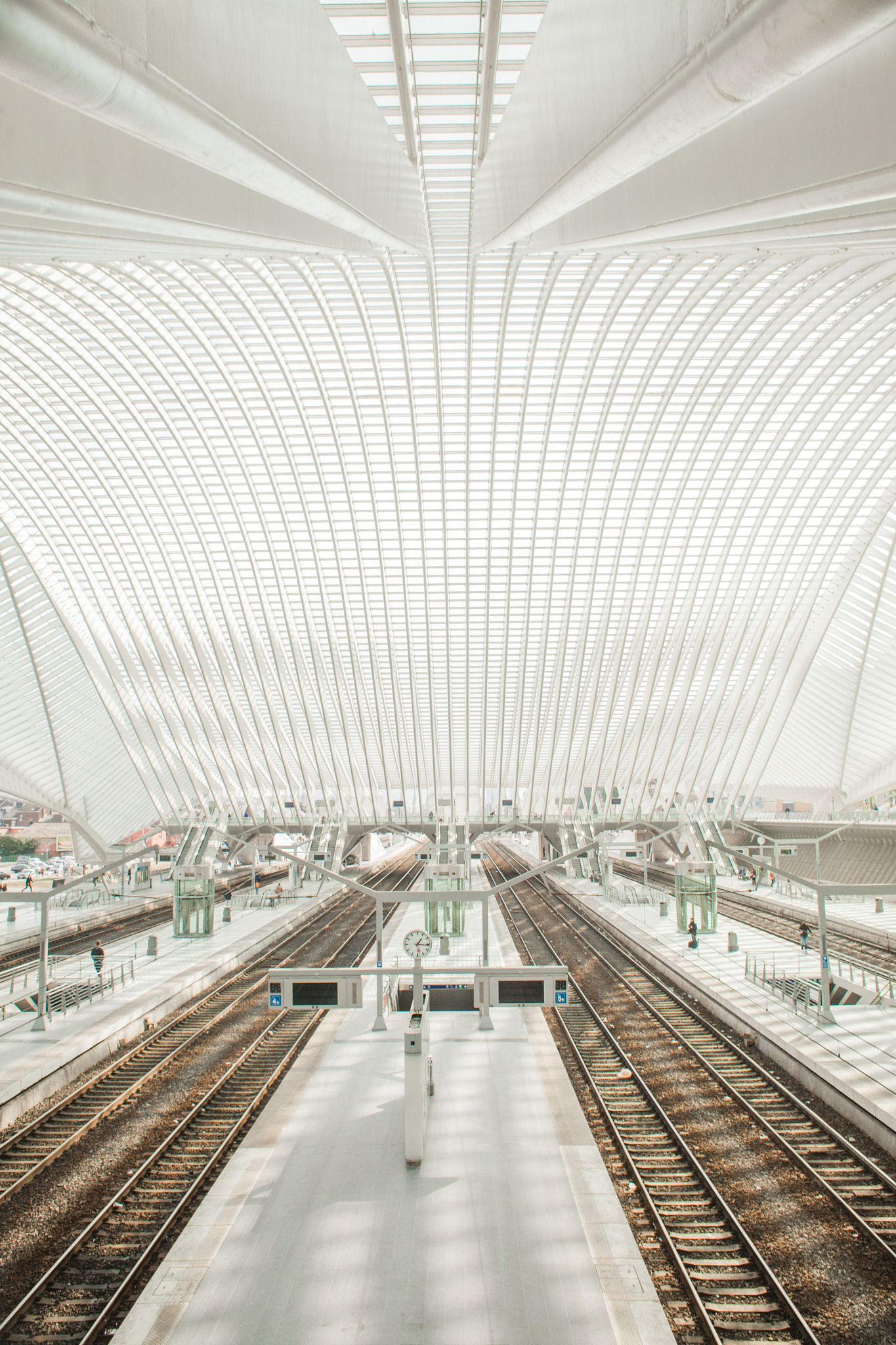 Canon EF 28mm F1.8 USM sample photo. Liege central station photography