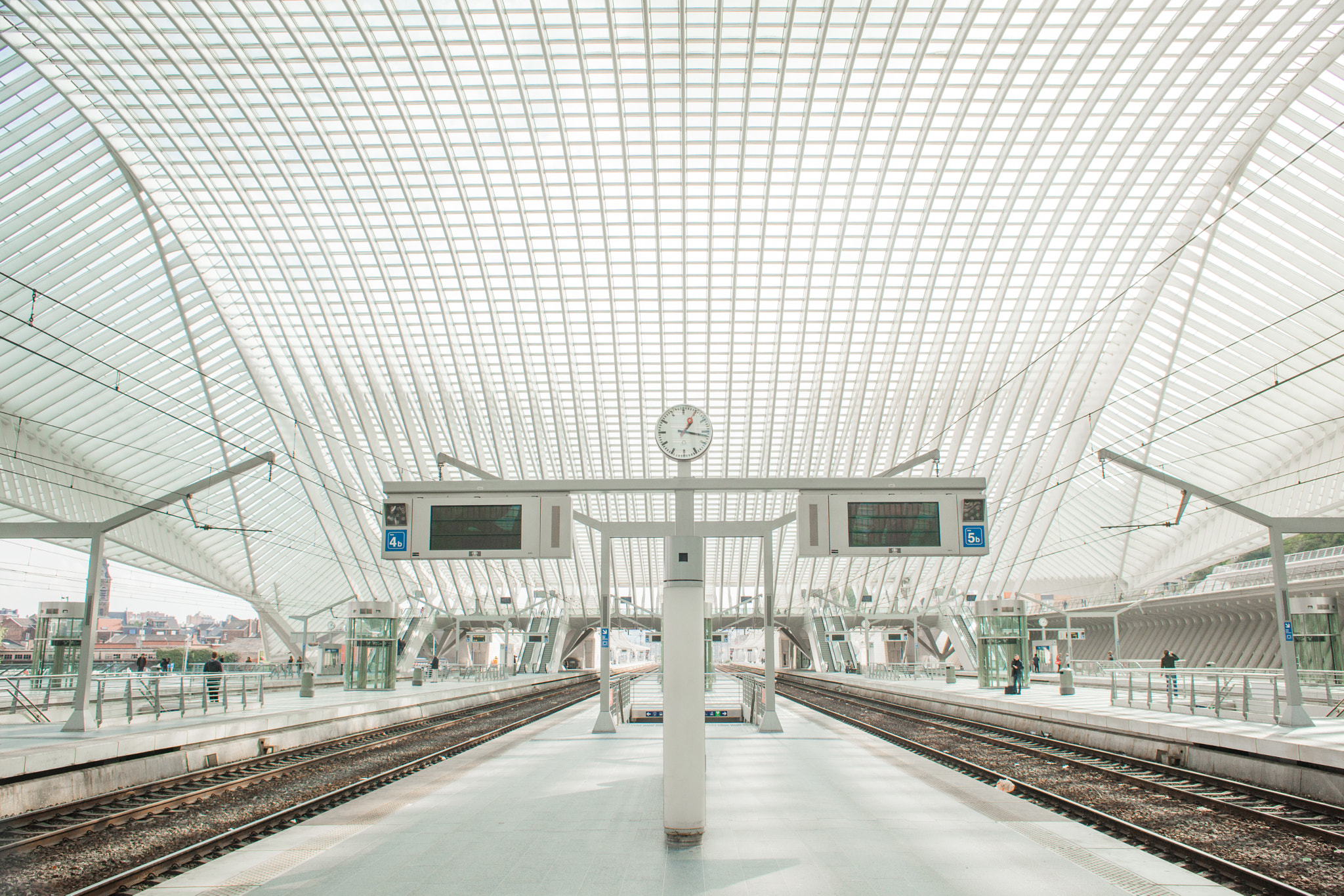 Canon EF 28mm F1.8 USM sample photo. Liege central station photography
