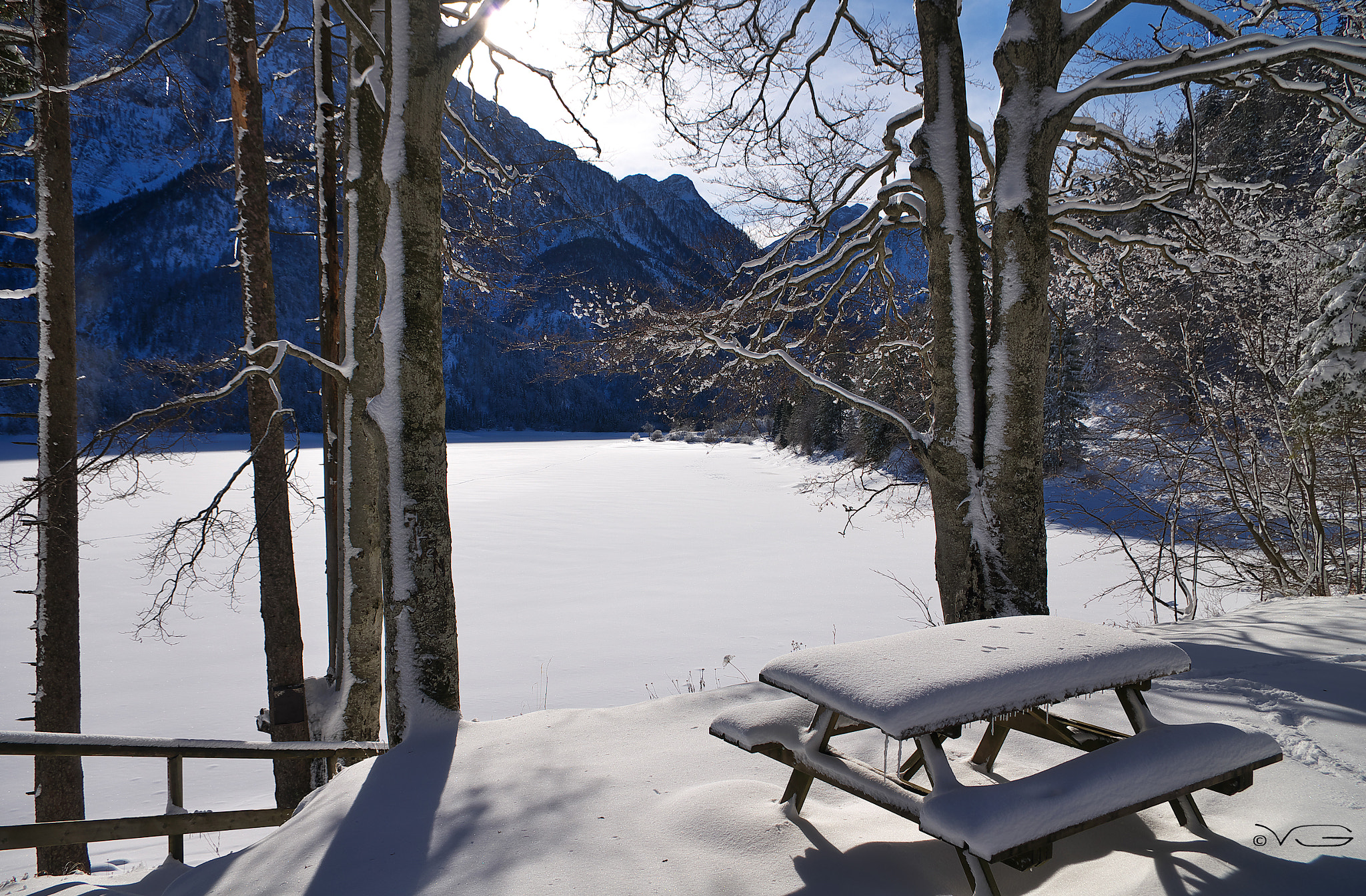 Pentax K-5 + Pentax smc DA 18-55mm F3.5-5.6 AL WR sample photo. Snowy mountain lake photography