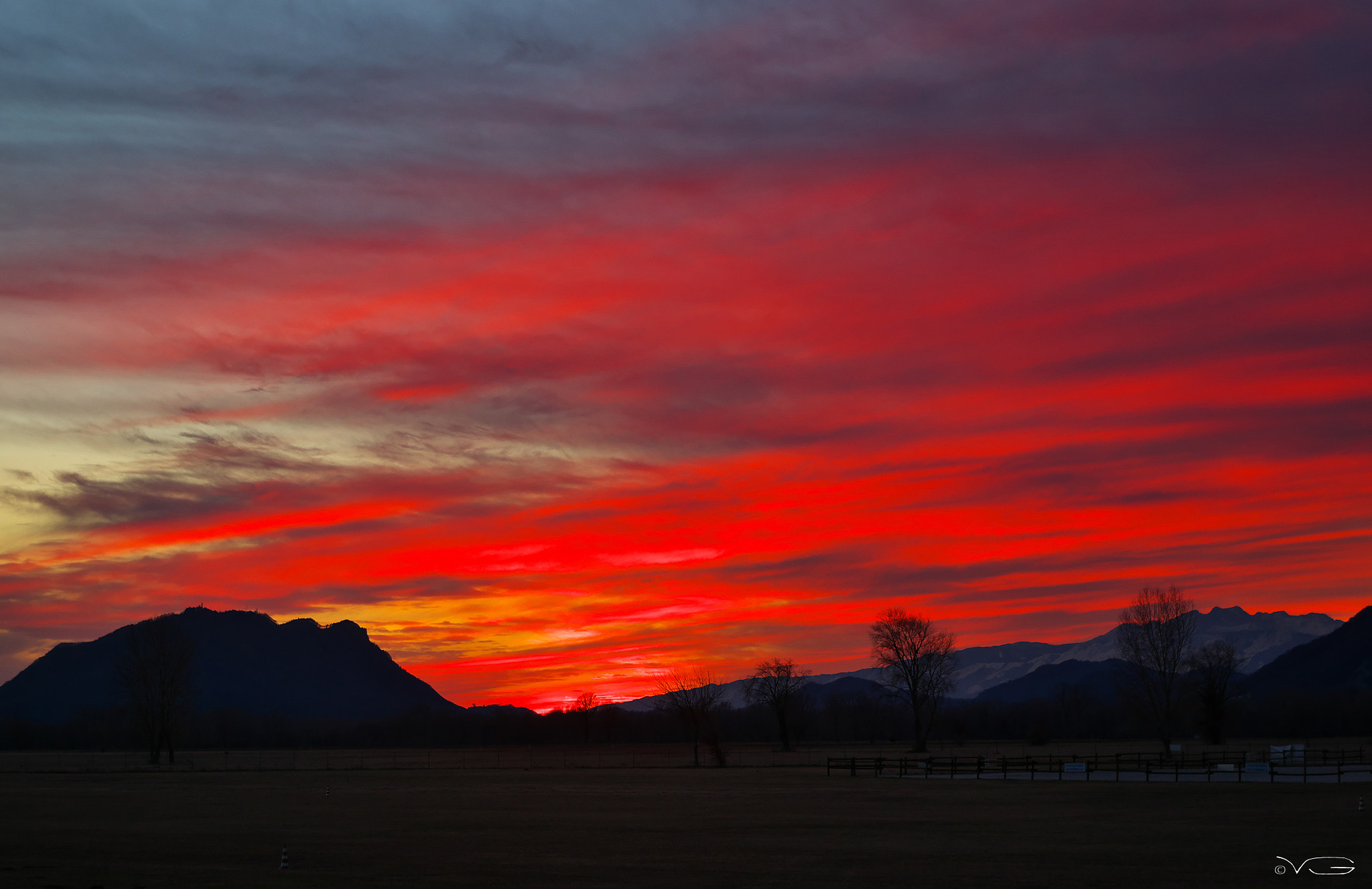 Pentax K-5 + Pentax smc DA 18-55mm F3.5-5.6 AL WR sample photo. Deep red sky photography