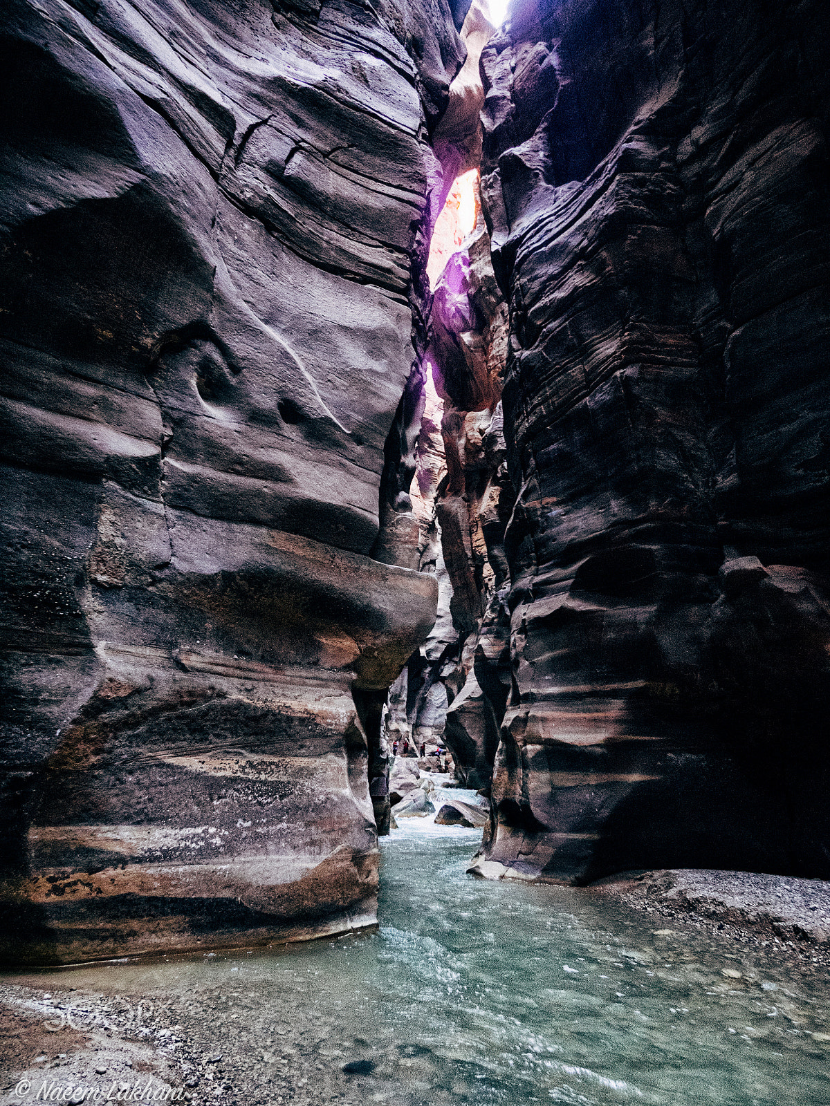 Olympus OM-D E-M1 + Panasonic Lumix G Vario 7-14mm F4 ASPH sample photo. Canyon crevice photography