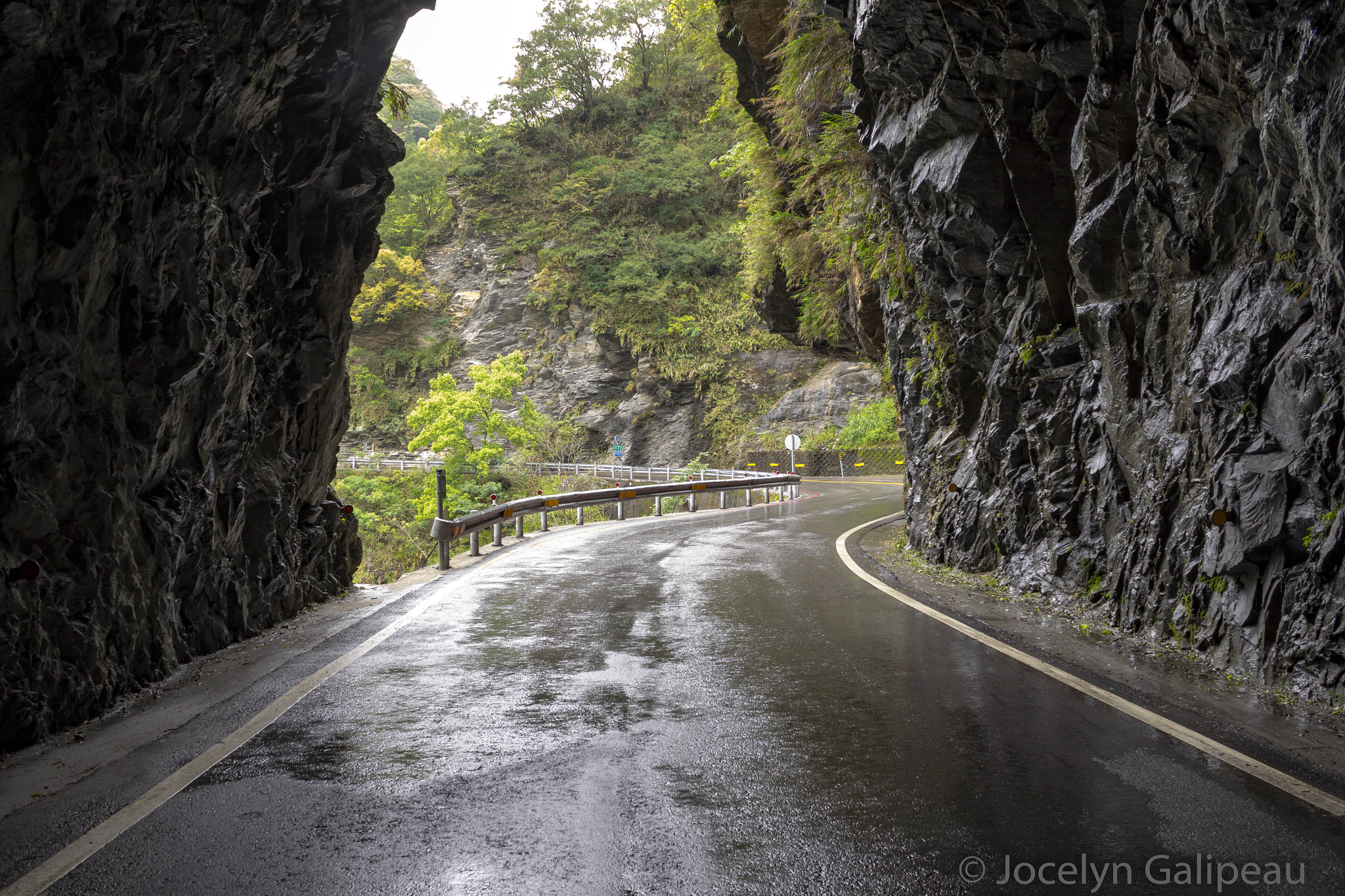 Canon EOS 7D Mark II + Canon EF-S 18-55mm F3.5-5.6 IS II sample photo. Tunnel photography