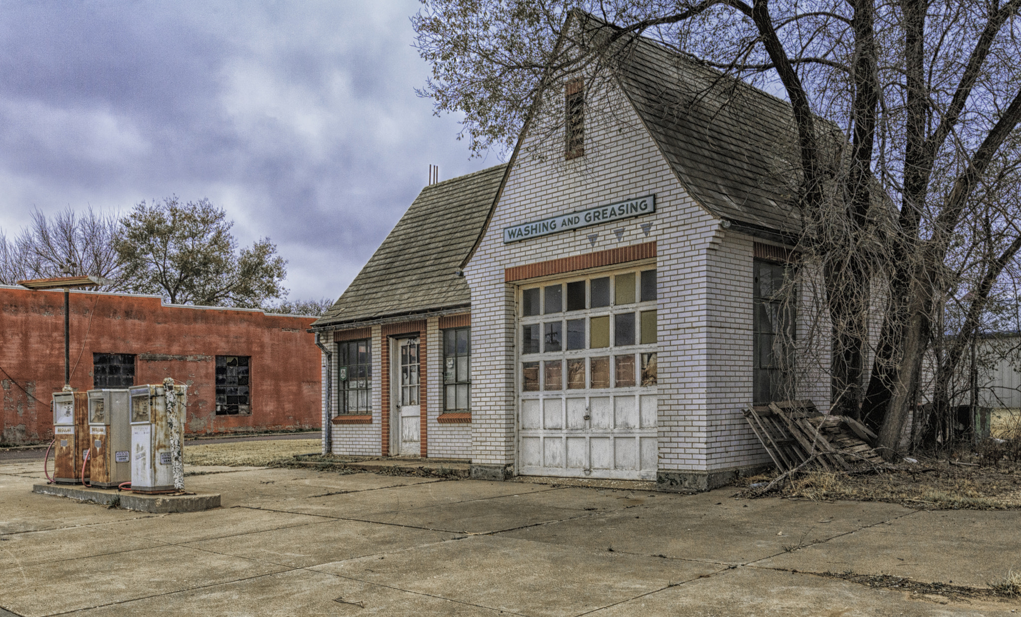 Canon EOS 5D + Canon EF 16-35mm F2.8L II USM sample photo. Old service station in buffalo, oklahoma photography