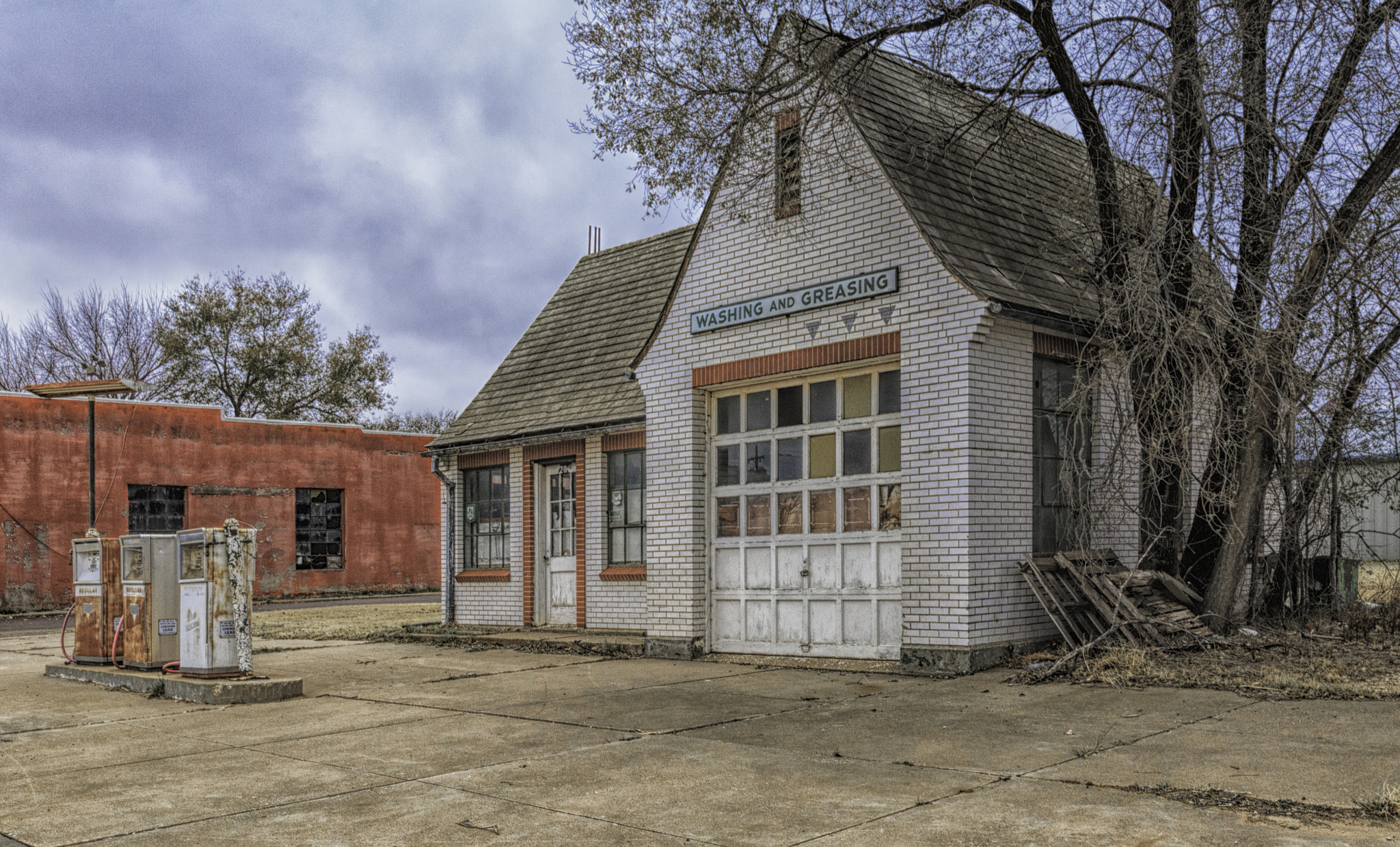 Canon EF 16-35mm F2.8L II USM sample photo. Old service station in buffalo, oklahoma photography