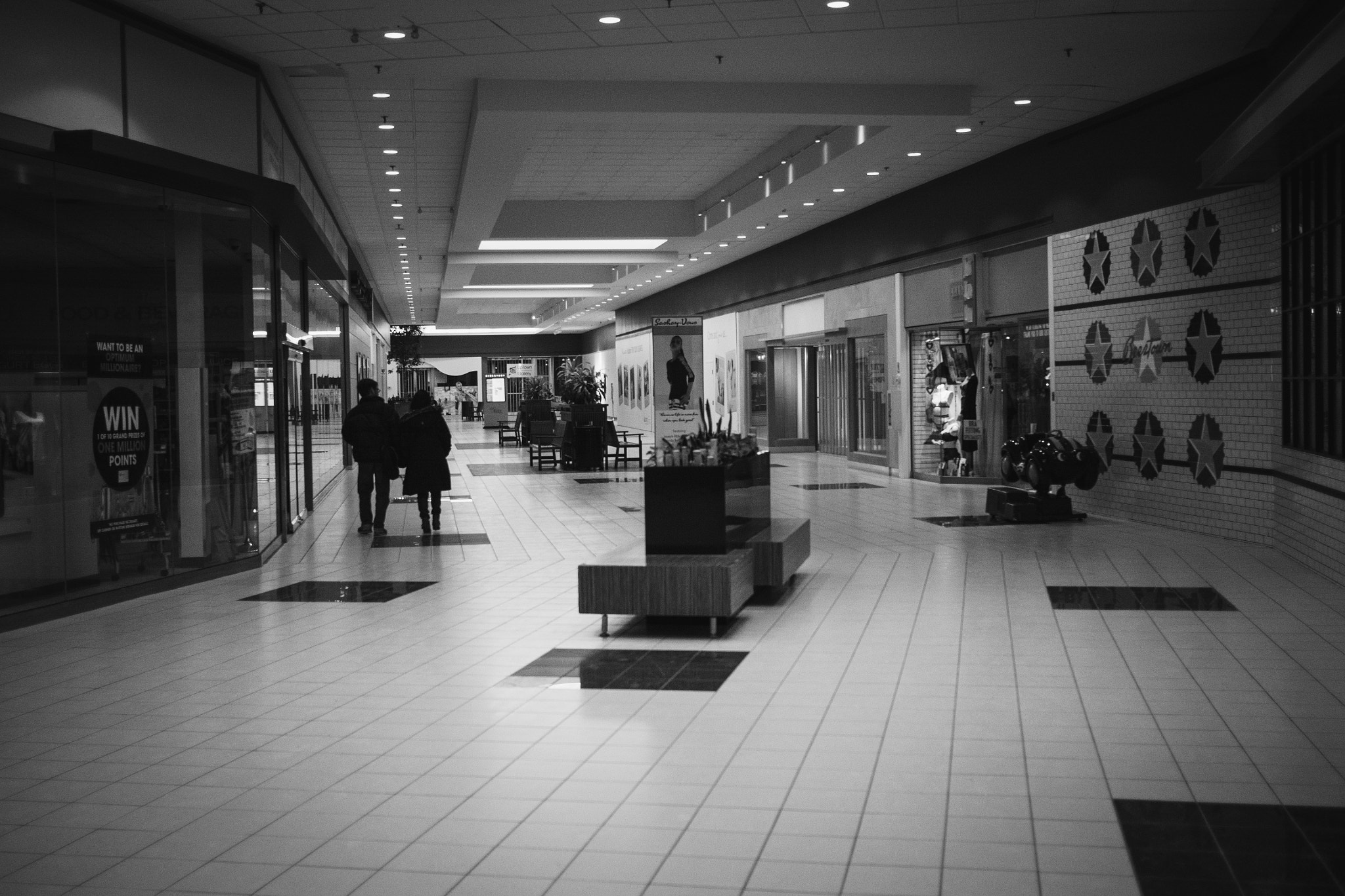 Olympus OM-D E-M5 II + LUMIX G 20/F1.7 II sample photo. Mall photography