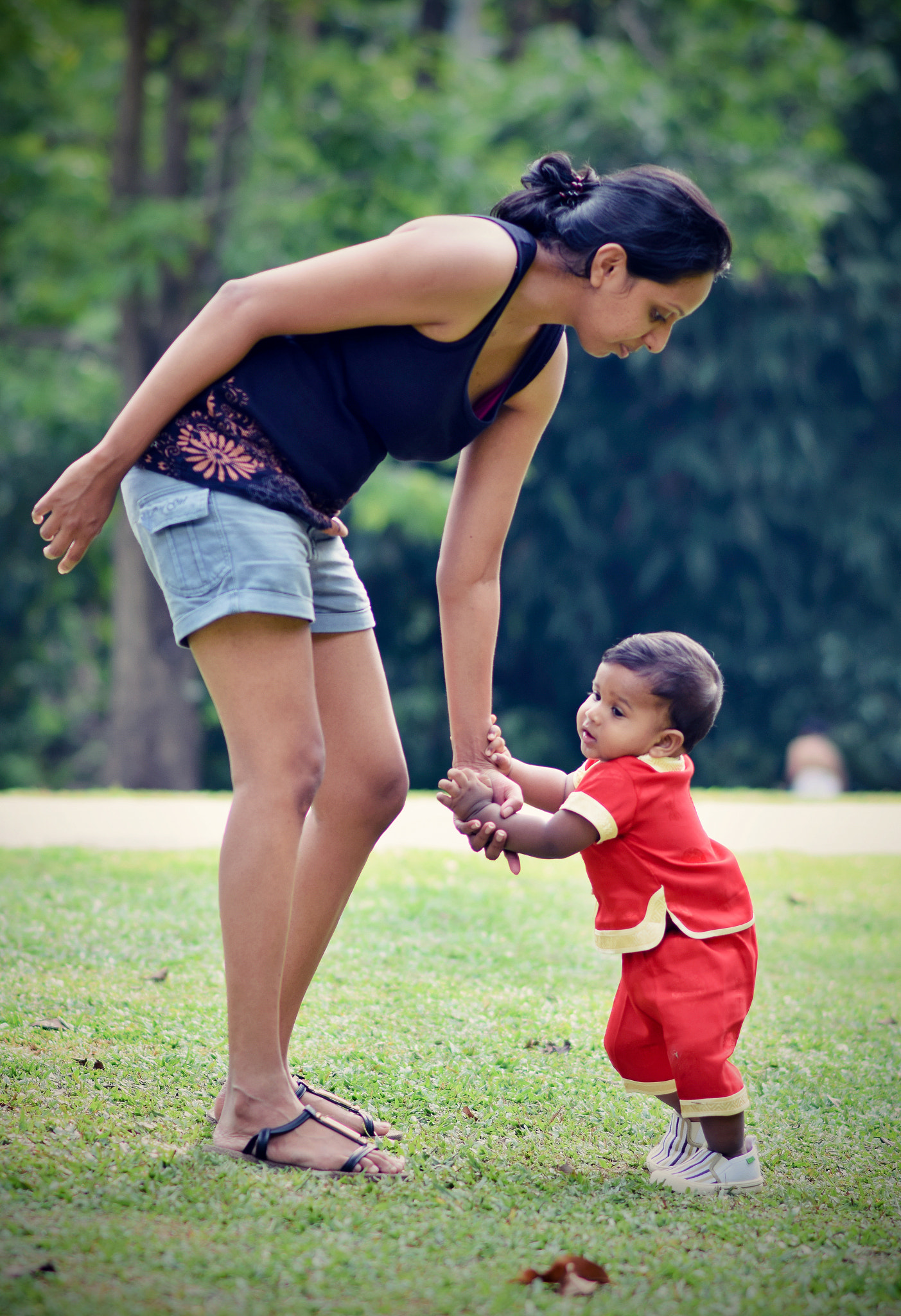 Nikon D5300 + Nikon AF-S Nikkor 85mm F1.8G sample photo. Mother and child photography