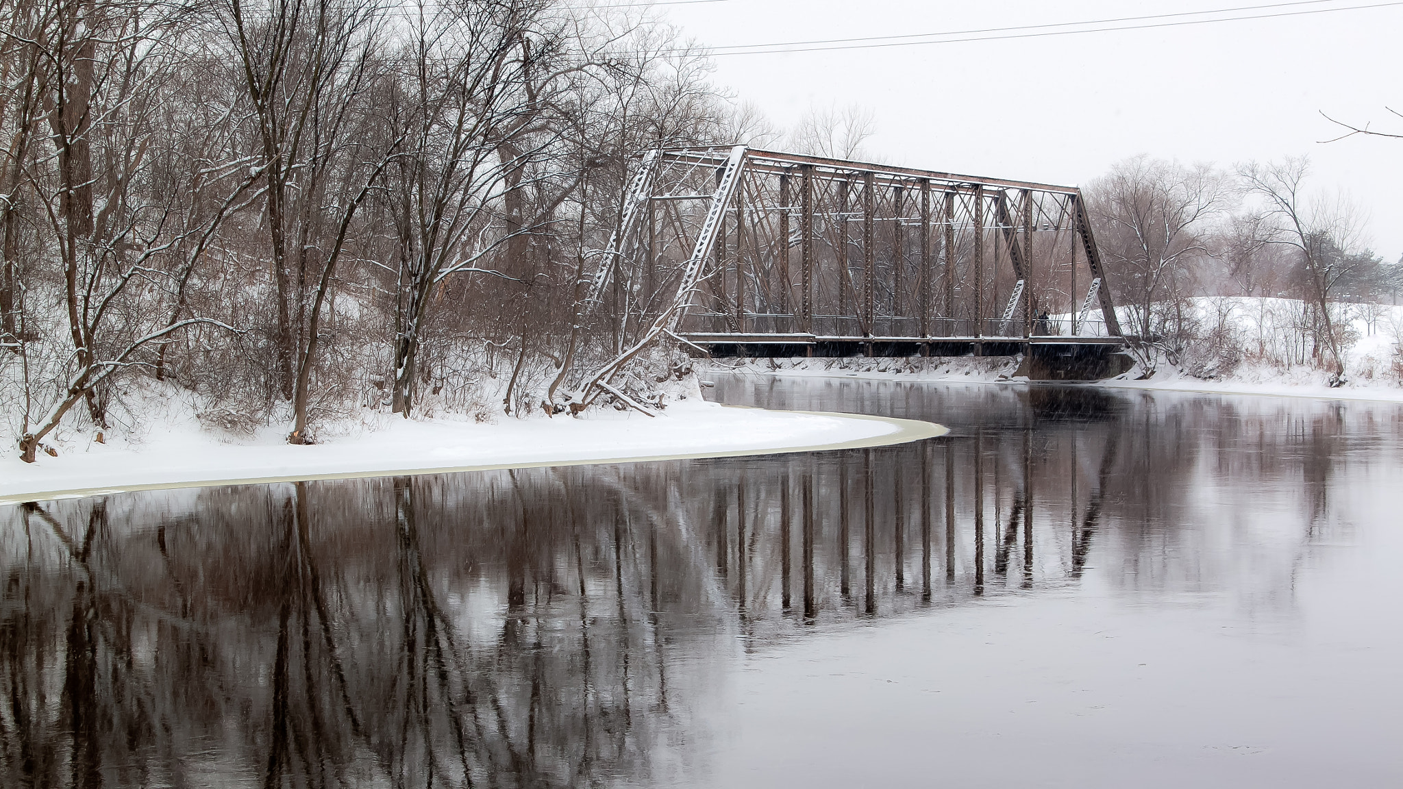 Canon EOS 500D (EOS Rebel T1i / EOS Kiss X3) sample photo. Winter train pedestrian bridge photography