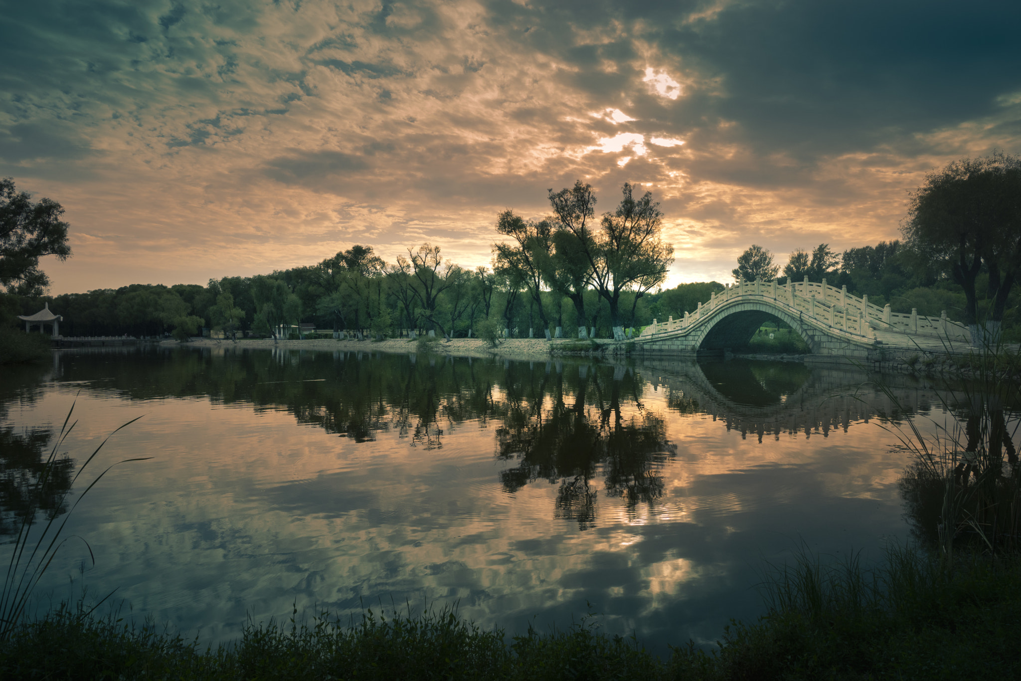 Sony a6300 + Sony E 10-18mm F4 OSS sample photo. Sun island park photography