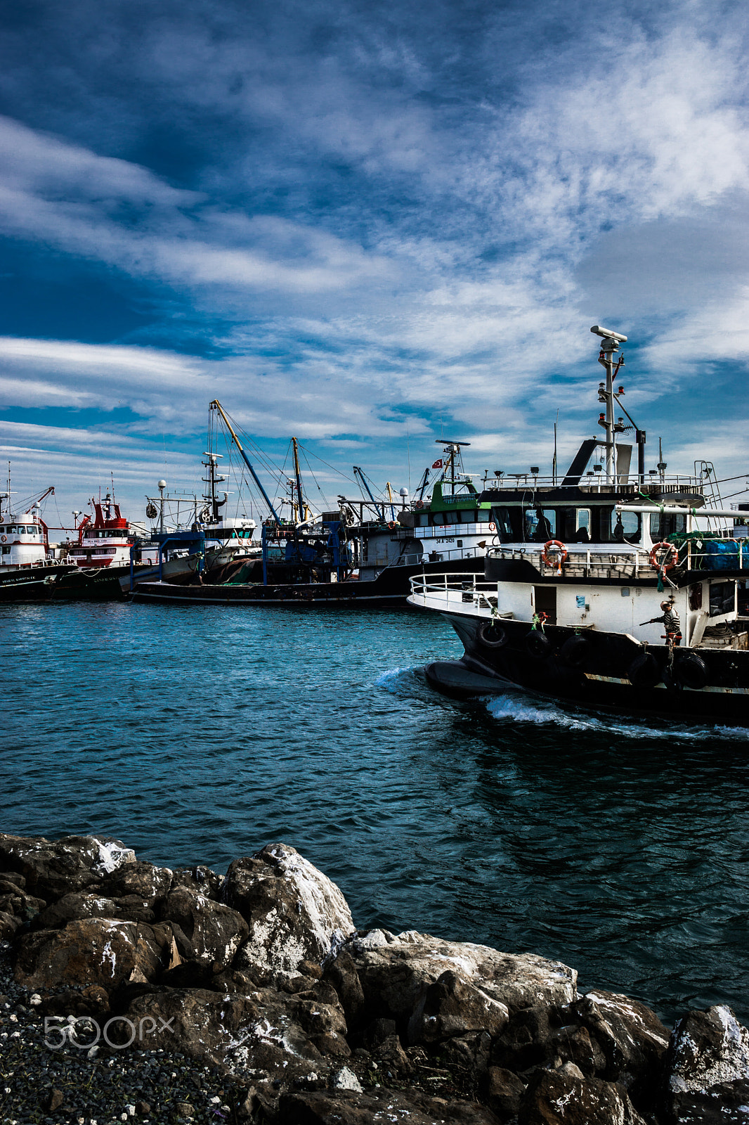 Sony Sonnar T* E 24mm F1.8 ZA sample photo. Fishing ship entering harbour - near istanbul photography