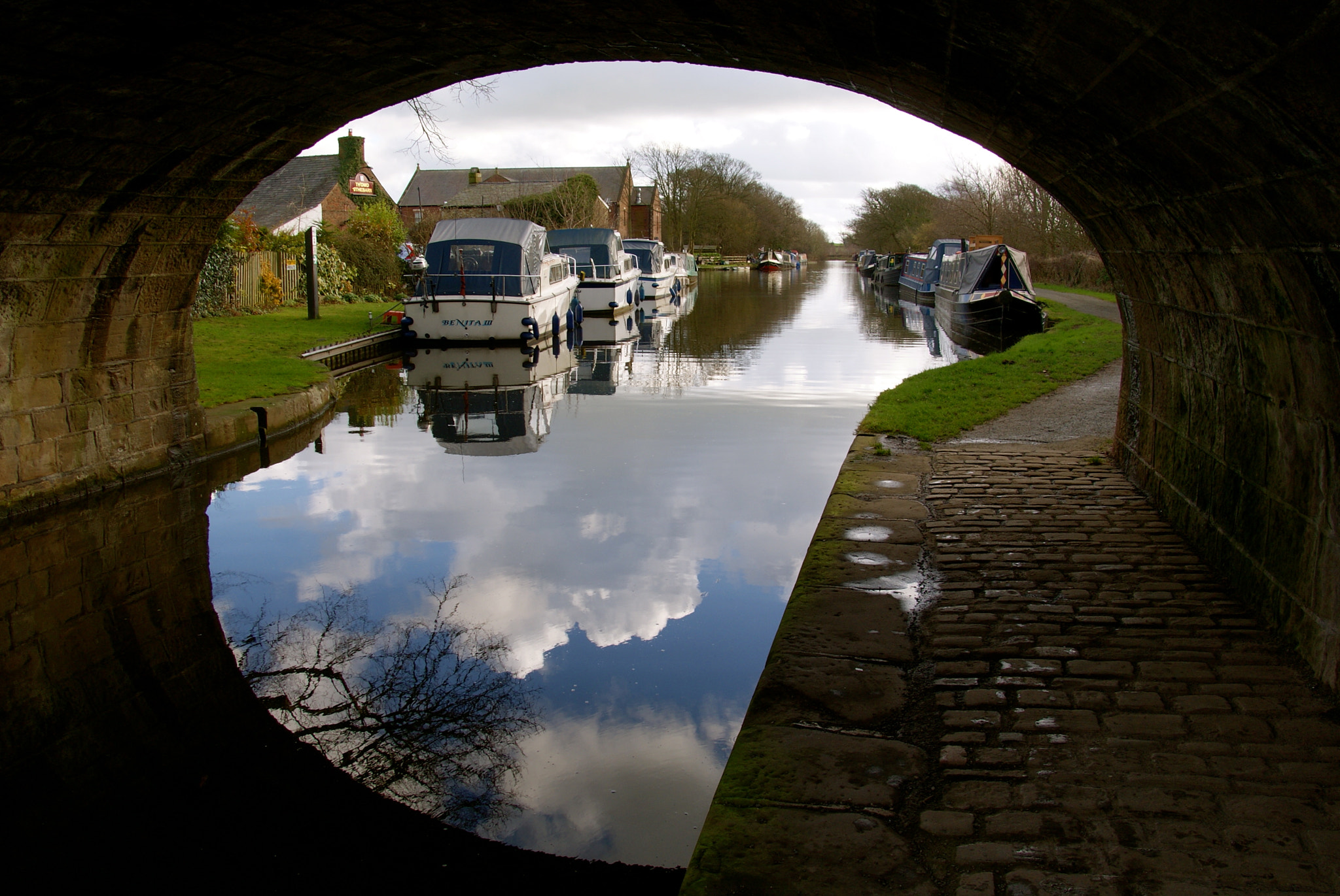 Sony Alpha DSLR-A230 sample photo. The sky in the canal photography