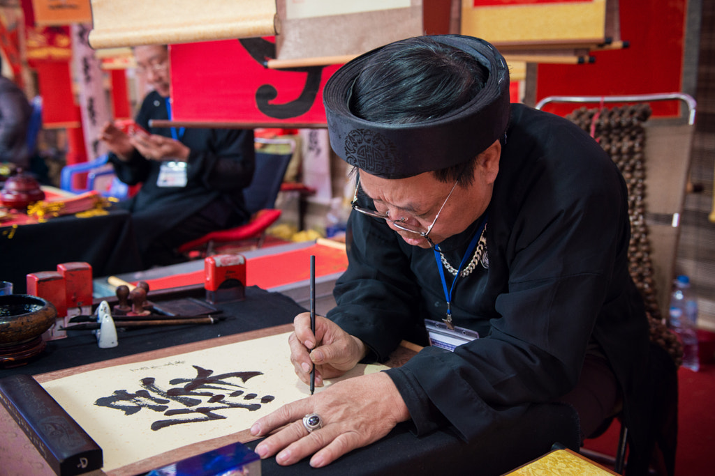 The master is writing the ancient letter in lunar new year by Quang Vu on 500px.com