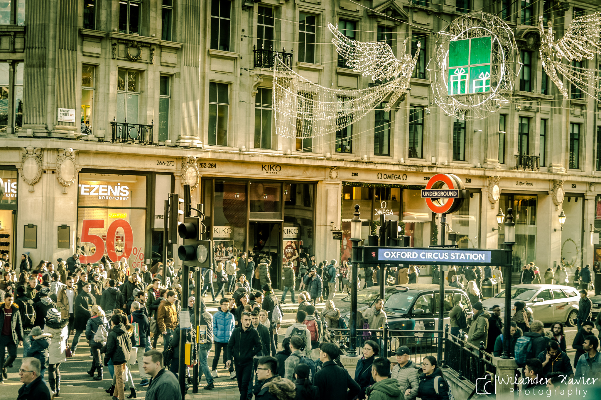 Canon EF-S 17-55mm F2.8 IS USM sample photo. Oxford circus on boxing day photography