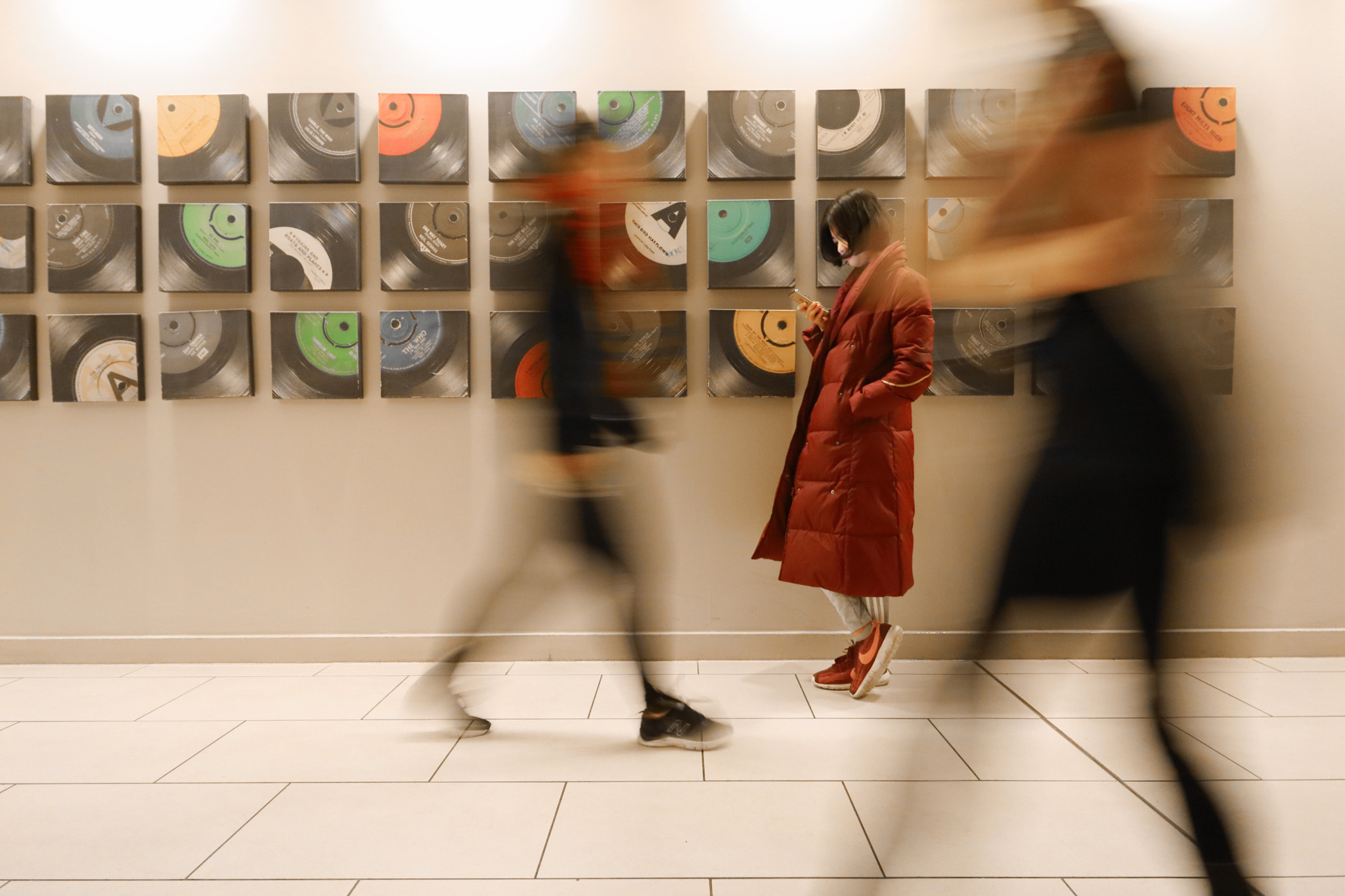 Canon EOS 750D (EOS Rebel T6i / EOS Kiss X8i) sample photo. A girl playing cell phone photography