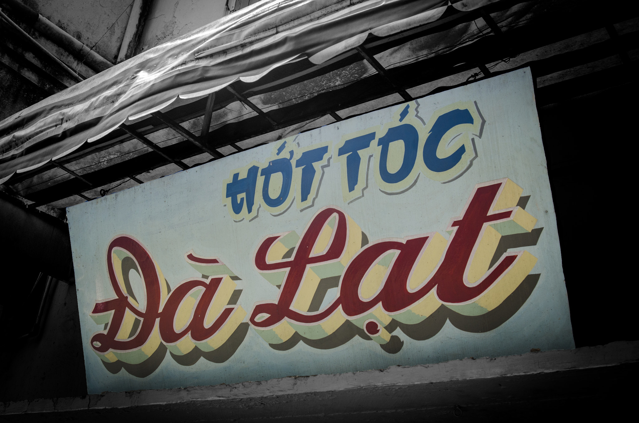 AF Zoom-Nikkor 28-80mm f/3.3-5.6G sample photo. Vietnamese barbershop signboard photography