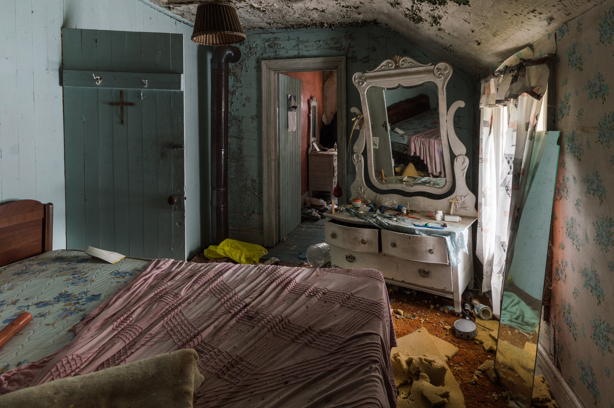 Sigma 10-20mm F4-5.6 EX DC HSM sample photo. Sinking dresser abandoned house photography