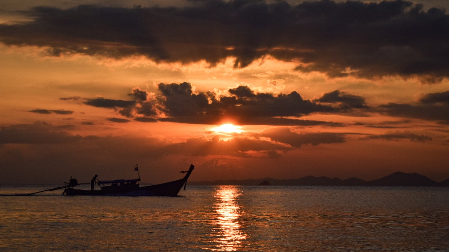 Nikon AF-S DX Nikkor 18-55mm F3.5-5.6G VR II sample photo. A beautiful sunset in thailand photography