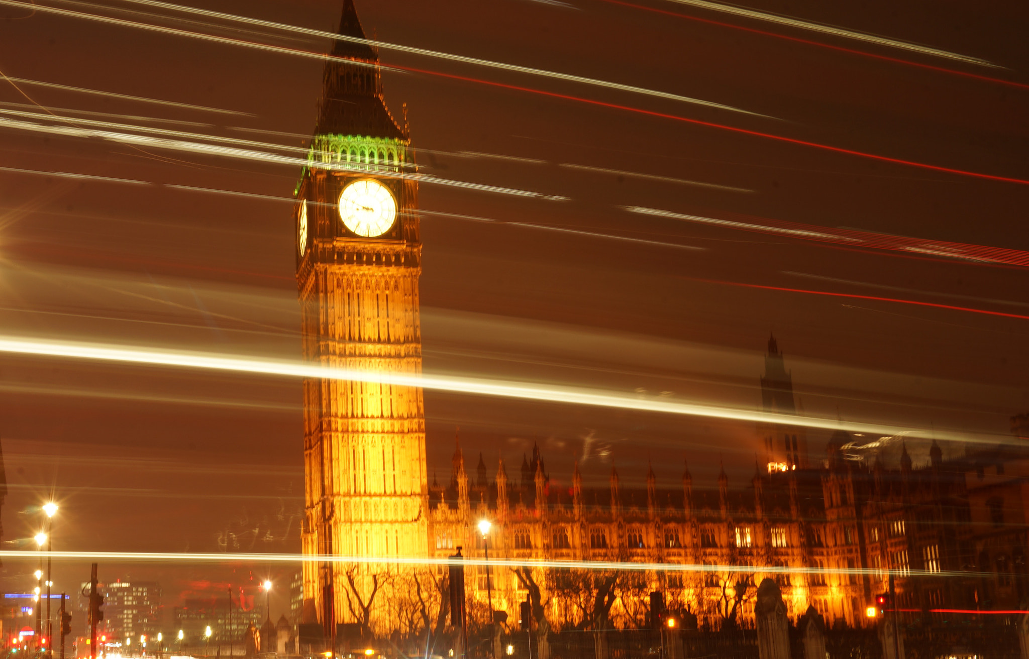 Sony a7 + Sony Vario-Tessar T* FE 16-35mm F4 ZA OSS sample photo. Big ben and the parlament - at long explosure photography