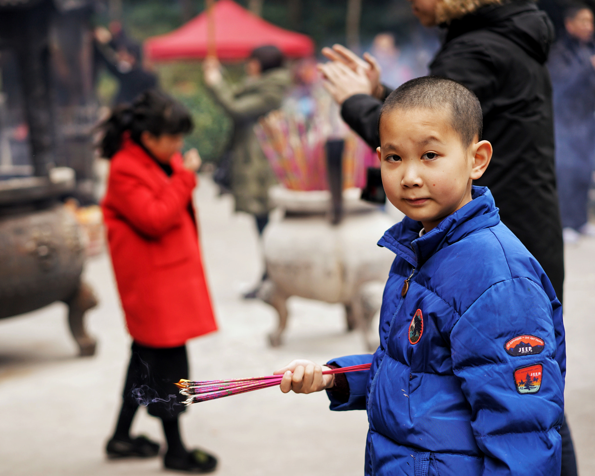 Sony a7R II + Sony Sonnar T* FE 55mm F1.8 ZA sample photo. Boy with incense photography